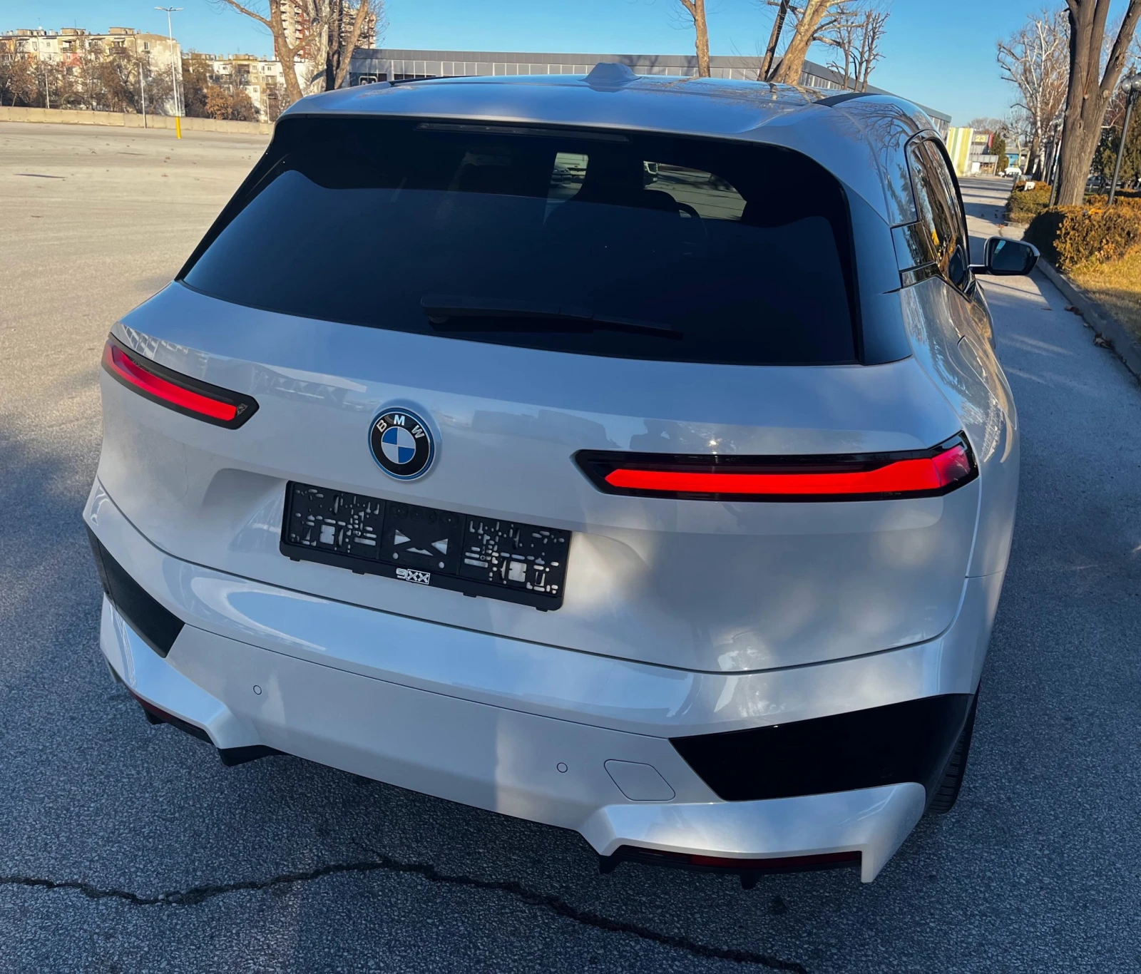 BMW iX 40 xDrive/обдухване/HUD/360/Laser - изображение 6
