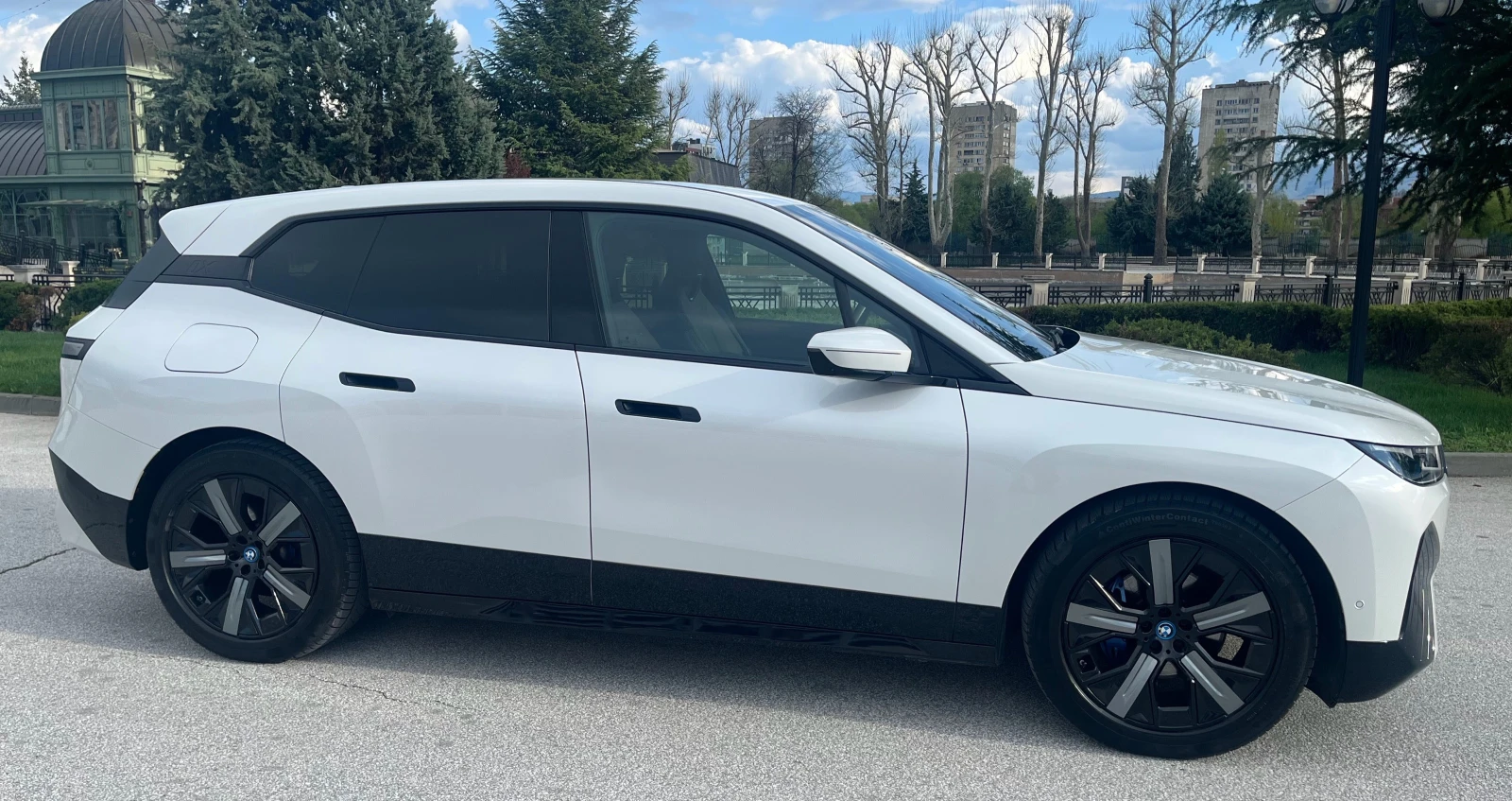 BMW iX 40 xDrive/обдухване/HUD/360/Laser - изображение 4