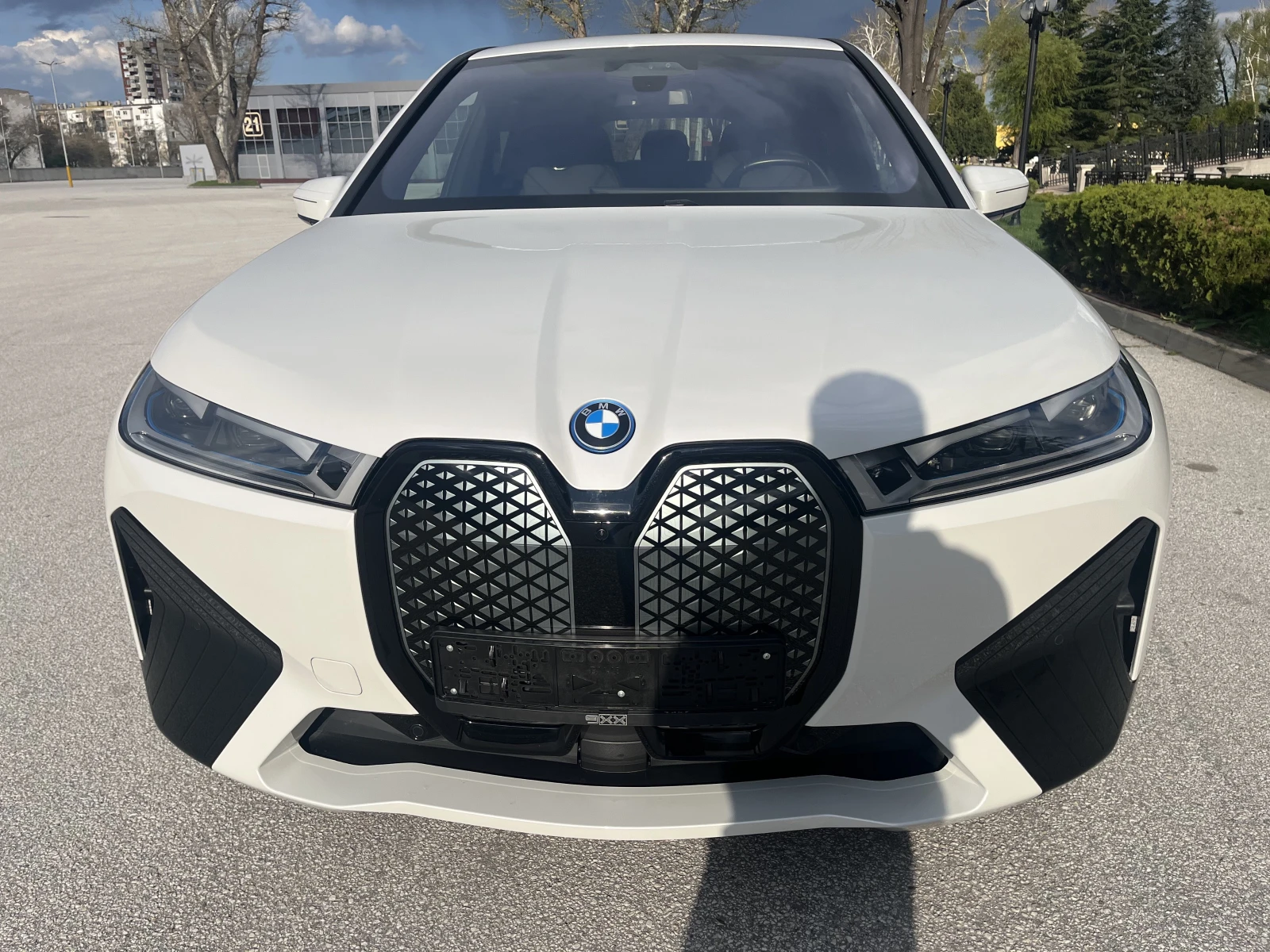 BMW iX 40 xDrive/обдухване/HUD/360/Laser - изображение 2