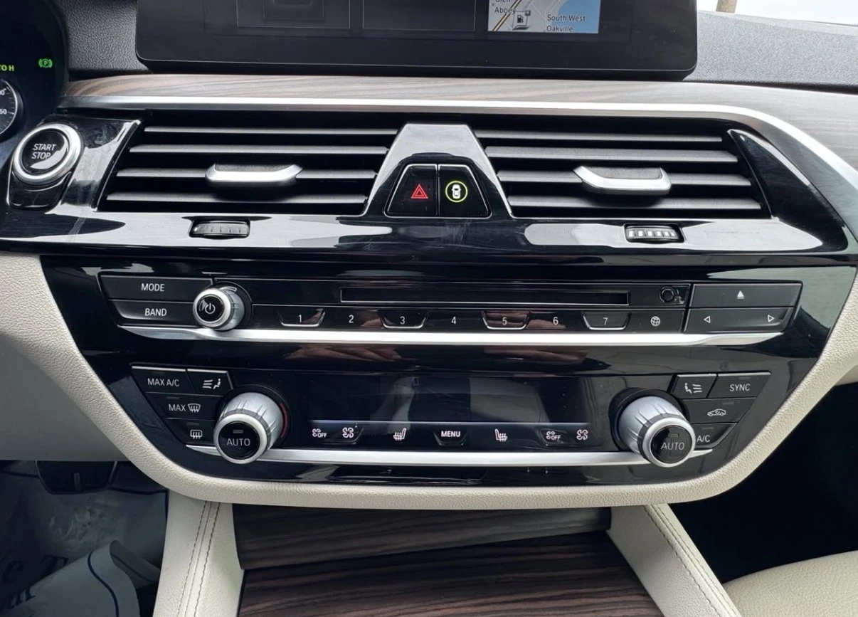 BMW 530E PLUG-IN HYBRID * M ПАКЕТ * iPERFORMANCE * CARFAX *, снимка 5 - Автомобили и джипове - 54382864