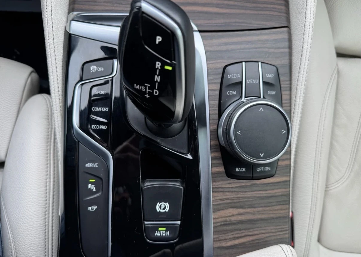 BMW 530E PLUG-IN HYBRID * M ПАКЕТ * iPERFORMANCE * CARFAX *, снимка 8 - Автомобили и джипове - 54382864