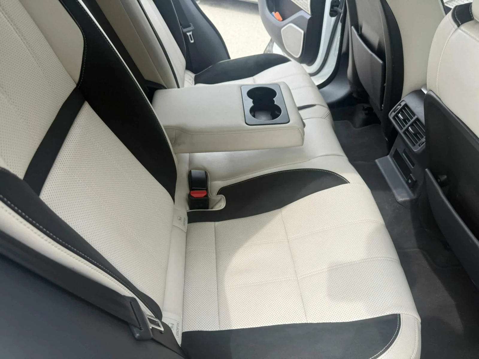 Land Rover Range Rover Velar, снимка 12 - Автомобили и джипове - 54420911