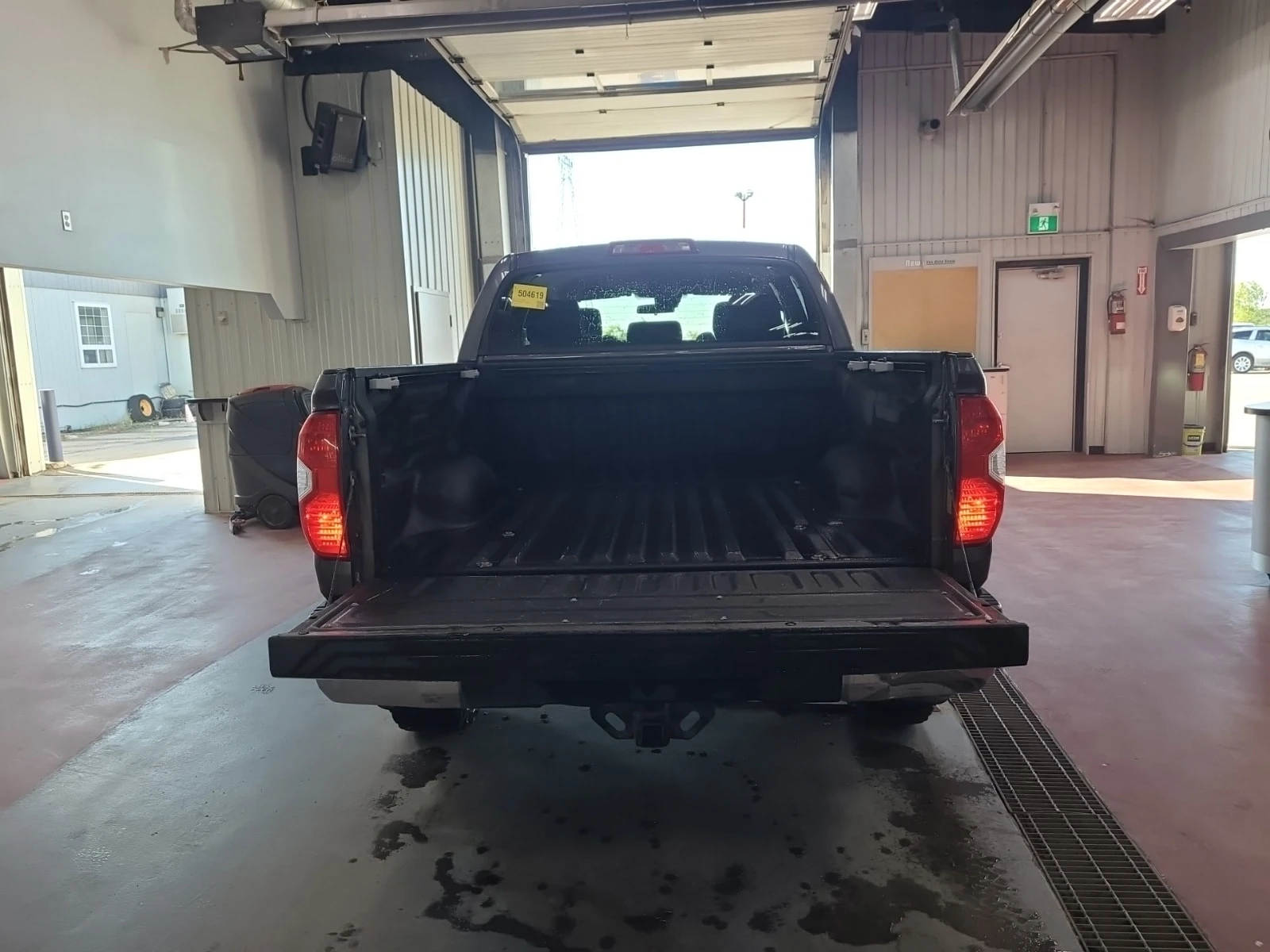 Toyota Tundra * SR5 PLUS CREW CAB SHORT BED * AWD * CARFAX * , снимка 4 - Автомобили и джипове - 56013221