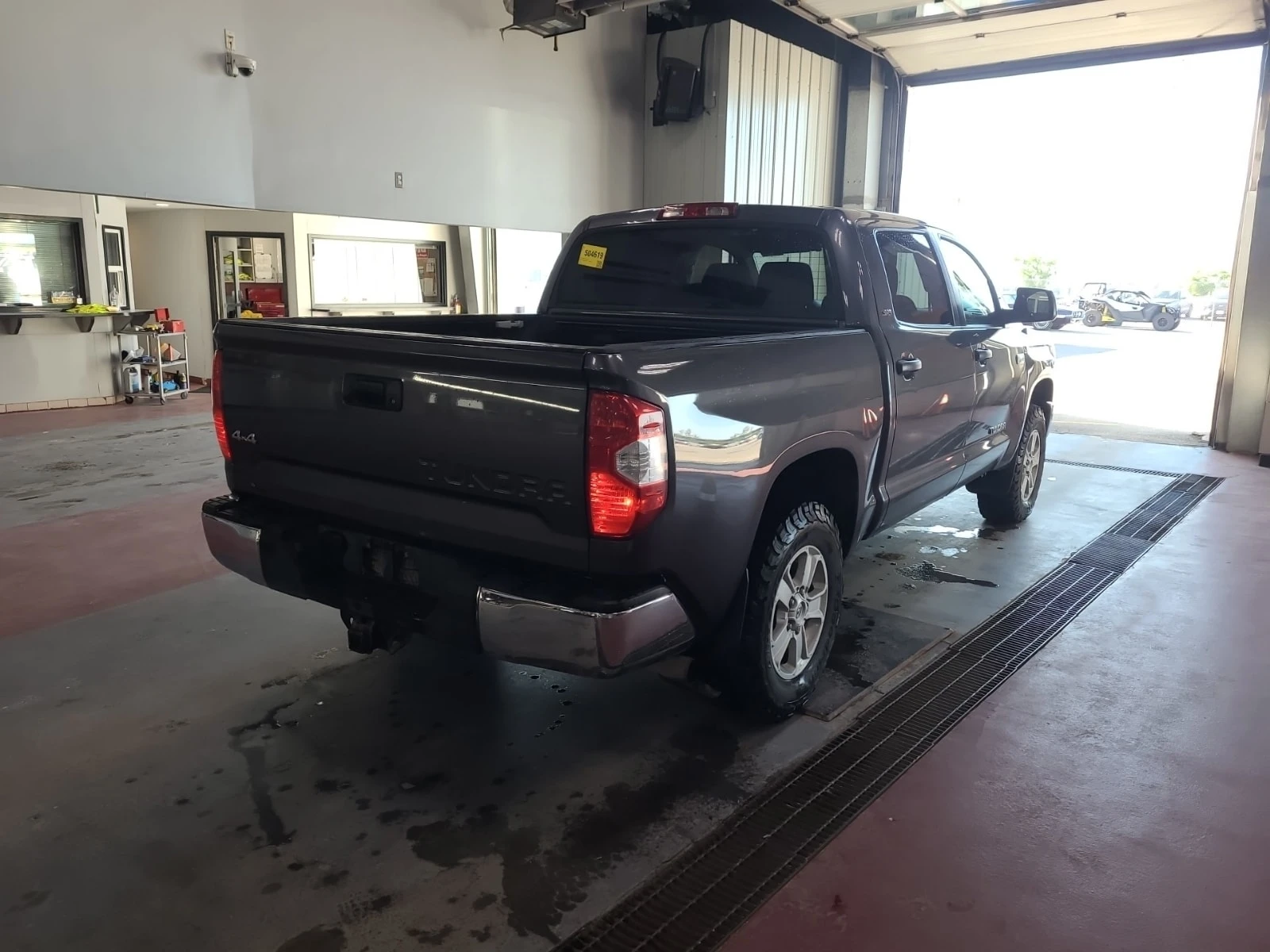 Toyota Tundra * SR5 PLUS CREW CAB SHORT BED * AWD * CARFAX * , снимка 3 - Автомобили и джипове - 56013221