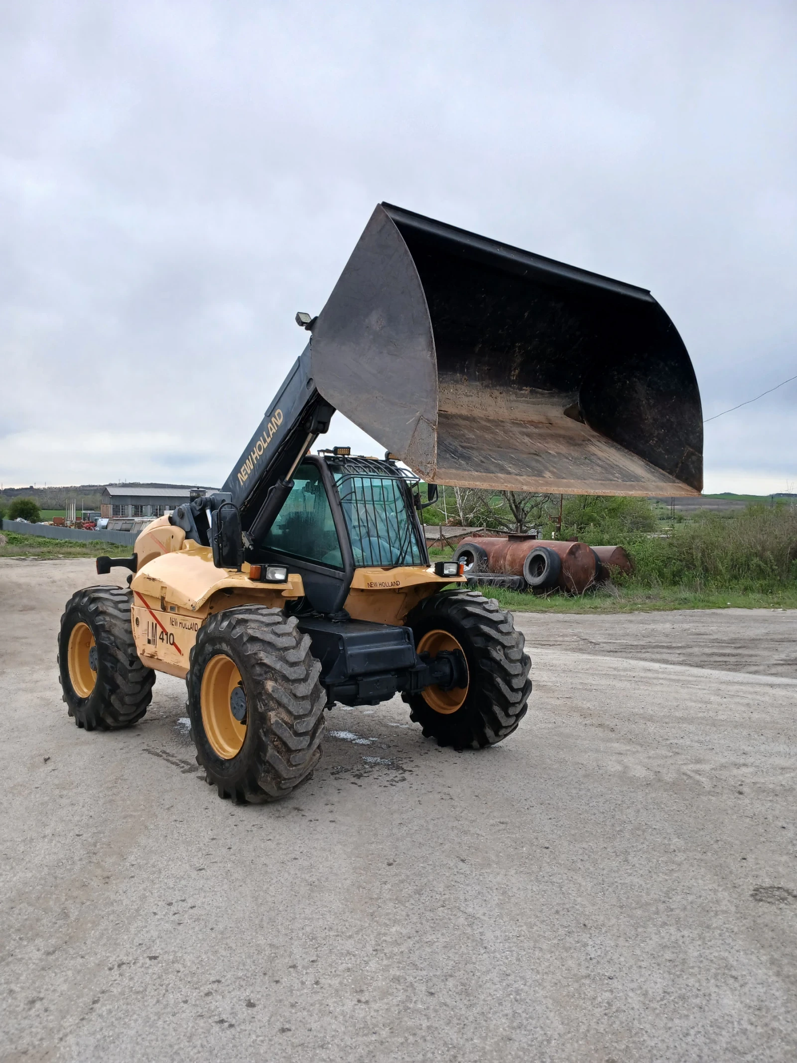 Телескопичен товарач New Holland LM410 - изображение 6