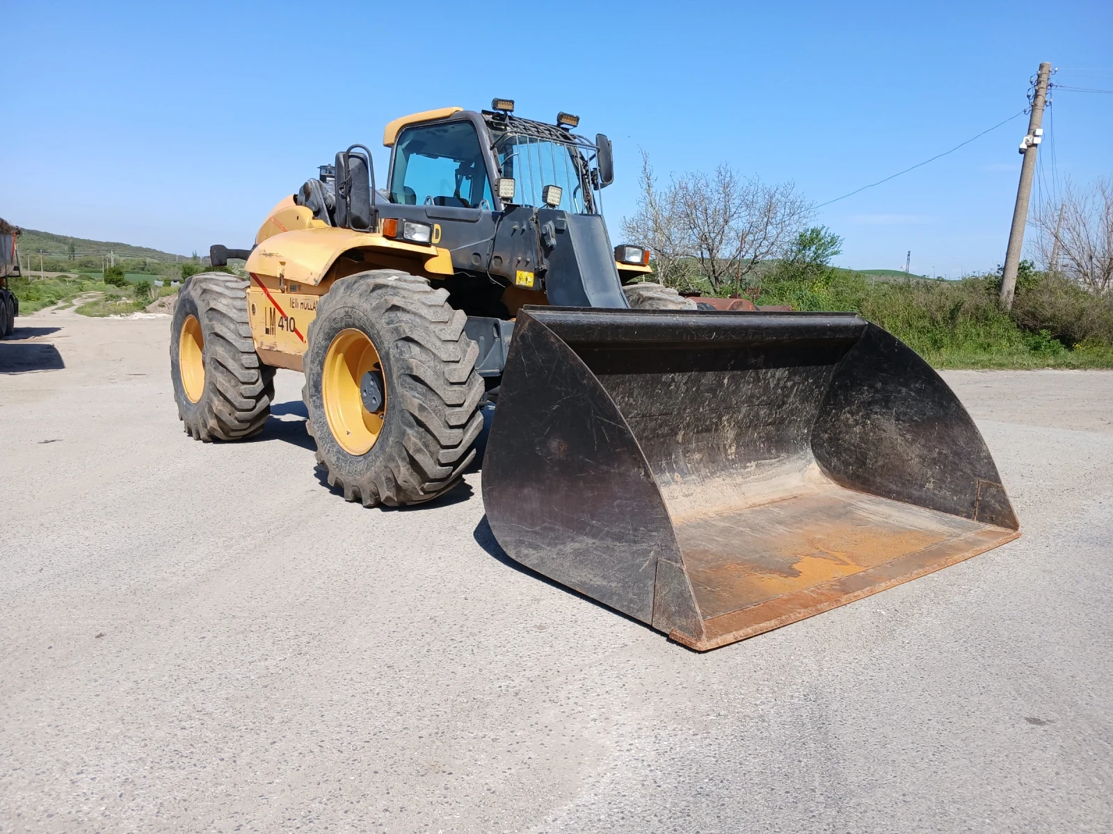 Телескопичен товарач New Holland LM410 - изображение 3