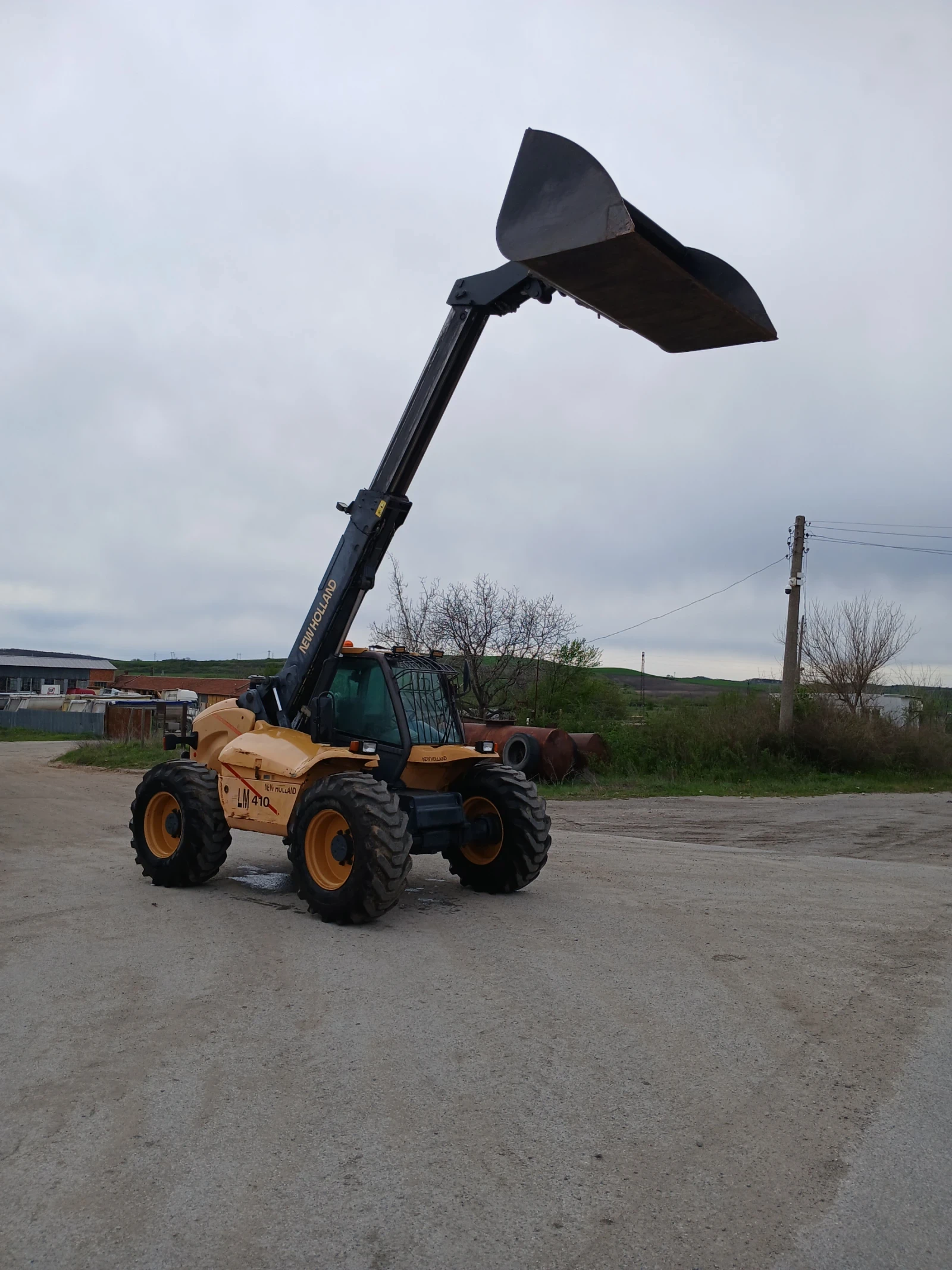 Телескопичен товарач New Holland LM410 - изображение 7