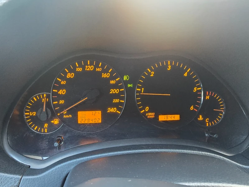 Toyota Avensis 2.0 D4D, снимка 16 - Автомобили и джипове - 50260787