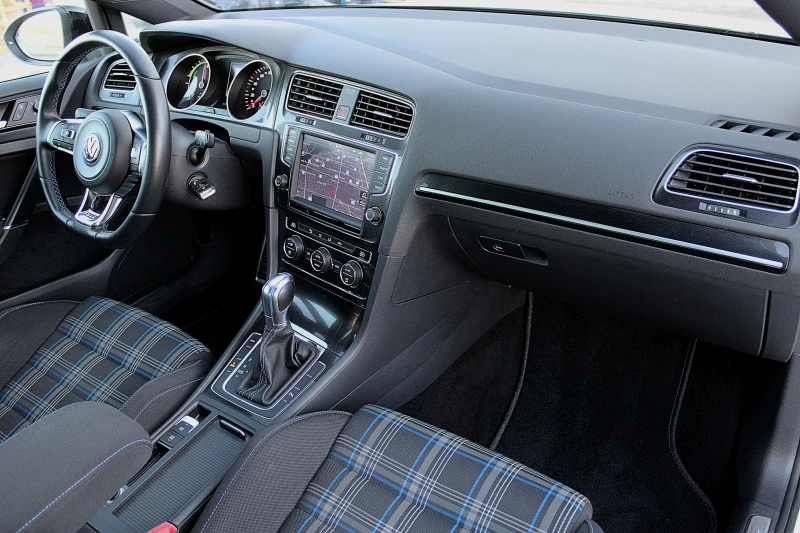 VW Golf GTE/DSG/PLUG-IN-HYBRID/KAMERA/DISTRONIC/LED/TOP, снимка 12 - Автомобили и джипове - 51801595
