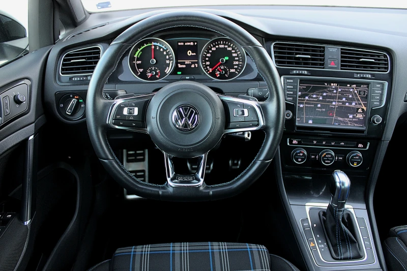VW Golf GTE/DSG/PLUG-IN-HYBRID/KAMERA/DISTRONIC/LED/TOP, снимка 11 - Автомобили и джипове - 51801595