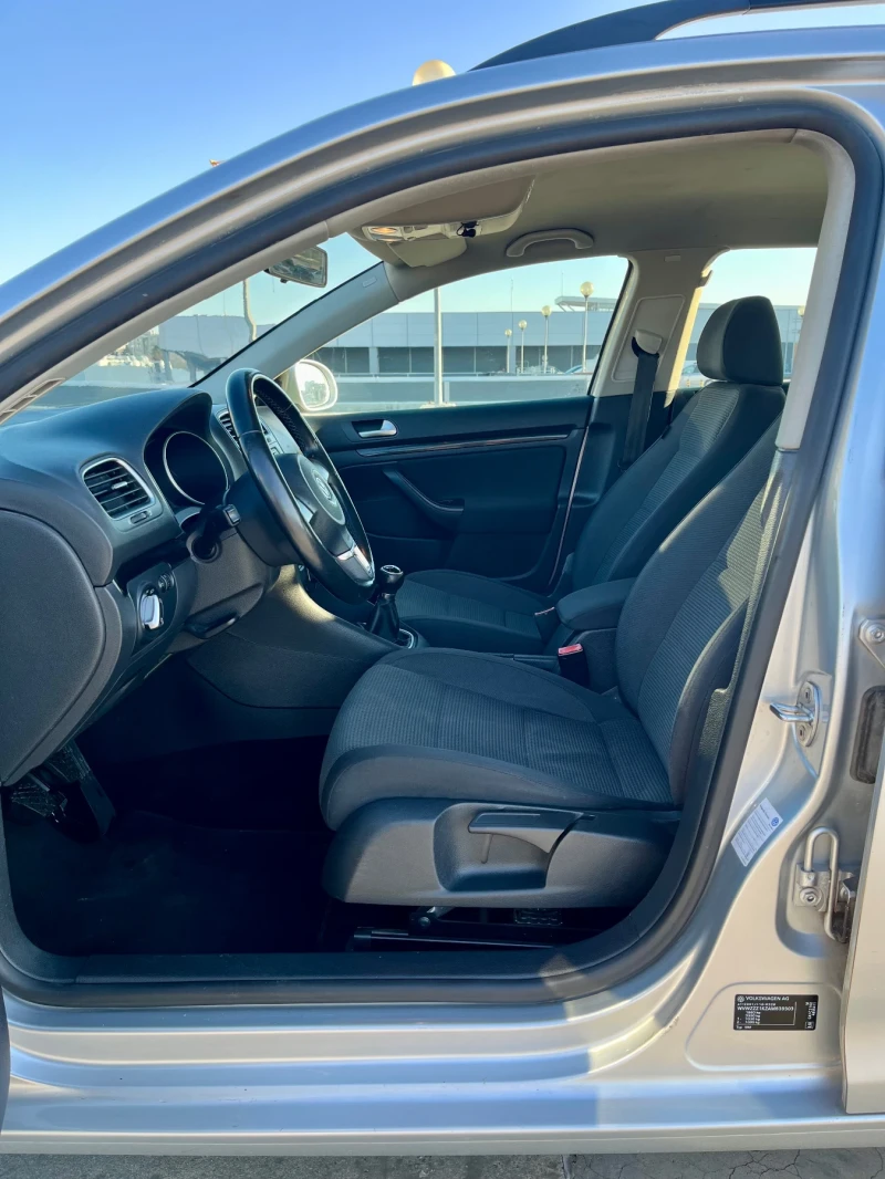 VW Golf 1.6TDI 105кс Обслужен ТОП, снимка 10 - Автомобили и джипове - 53167848