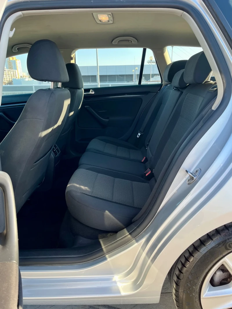 VW Golf 1.6TDI 105кс Обслужен ТОП, снимка 12 - Автомобили и джипове - 53167848