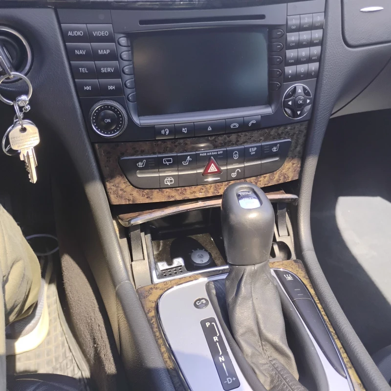 Mercedes-Benz E 320 Авантгард, снимка 3 - Автомобили и джипове - 53210693