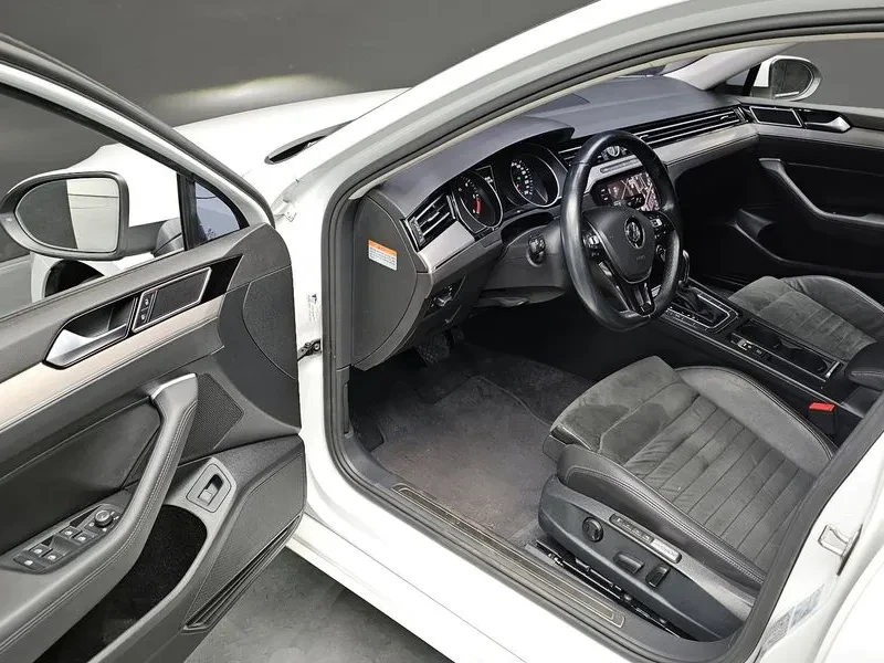 VW Passat 2.0 TDI, снимка 12 - Автомобили и джипове - 54299741