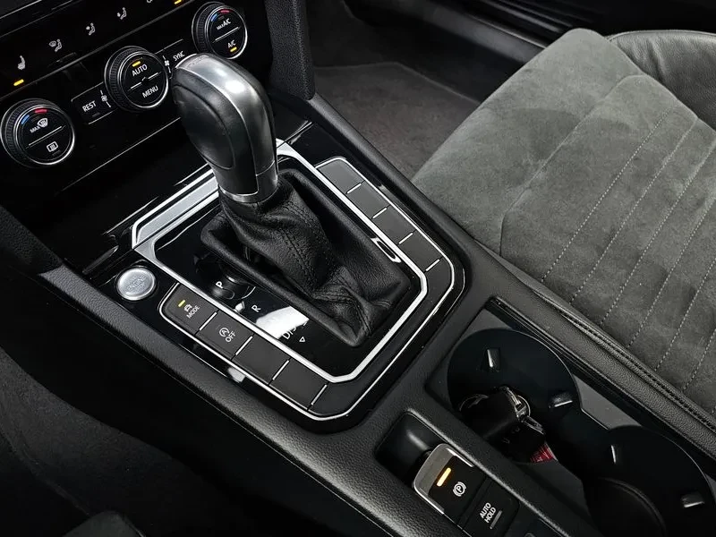 VW Passat 2.0 TDI, снимка 9 - Автомобили и джипове - 54299741