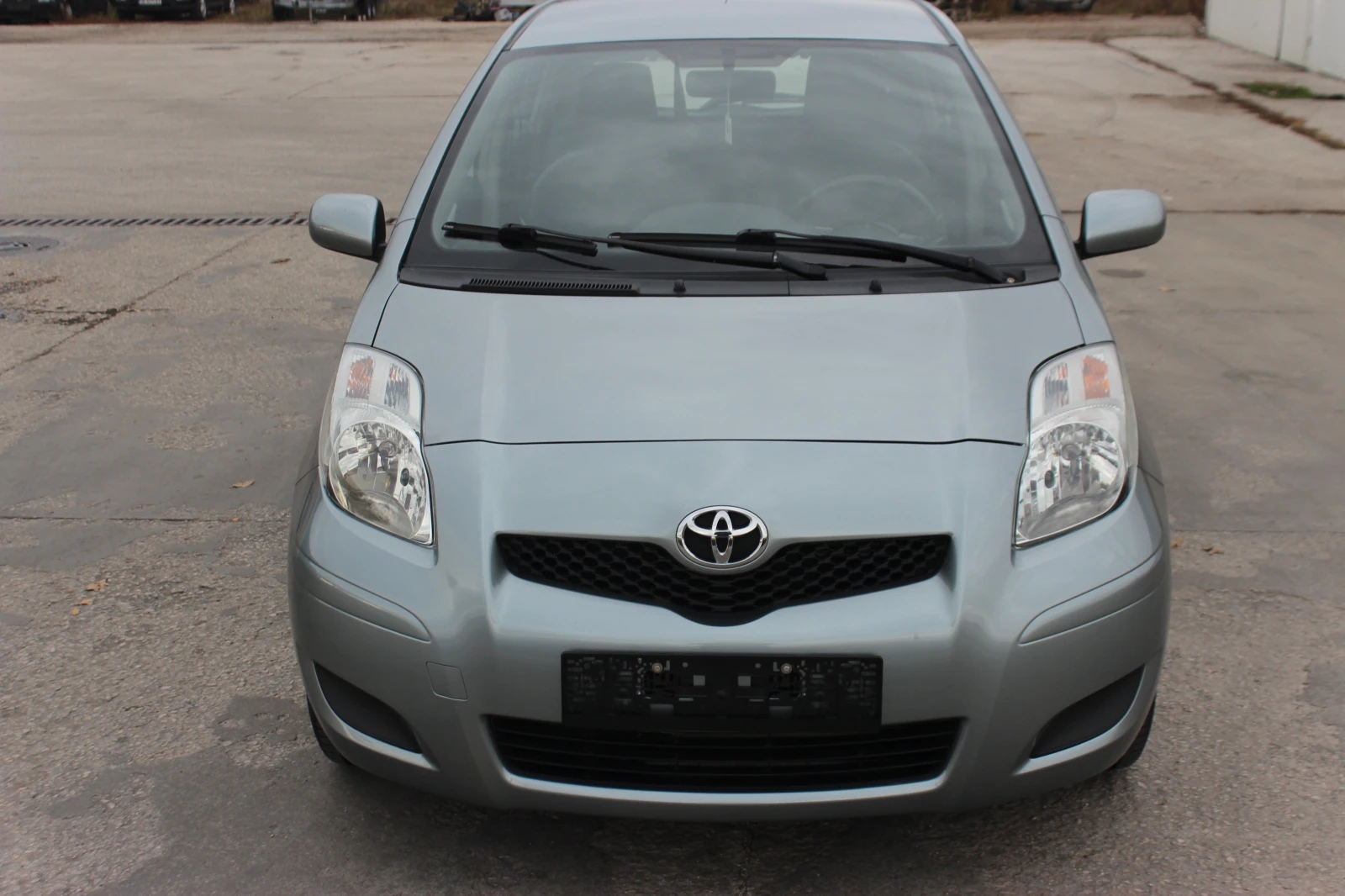 Toyota Yaris 1.33 бензин Уникат, Швеъцария - изображение 2