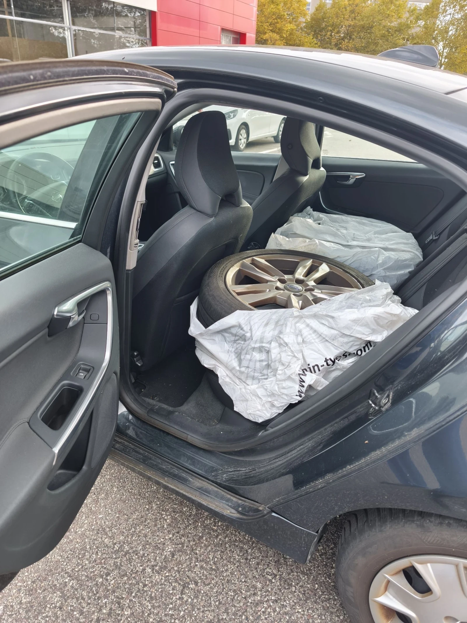 Volvo S60 2.0T - изображение 8