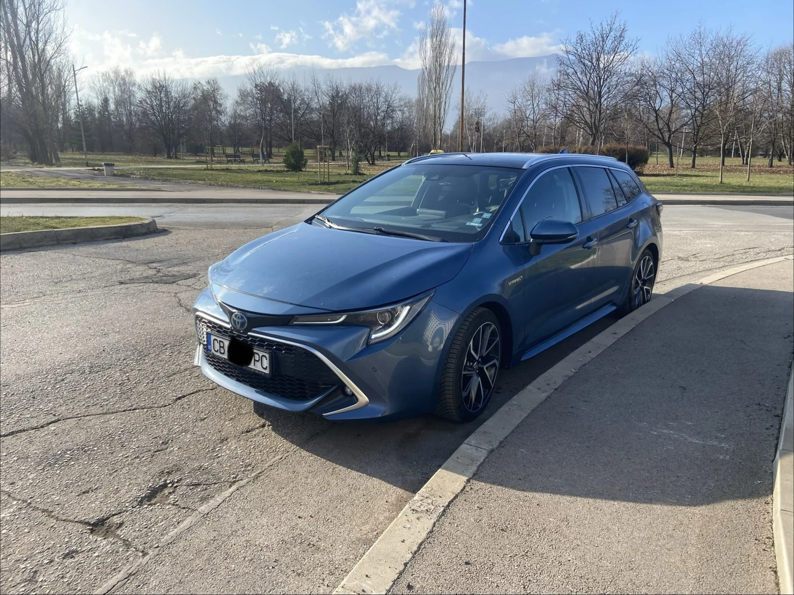 Toyota Corolla TS 2.0 Hybrid Luxury Pano  - изображение 2