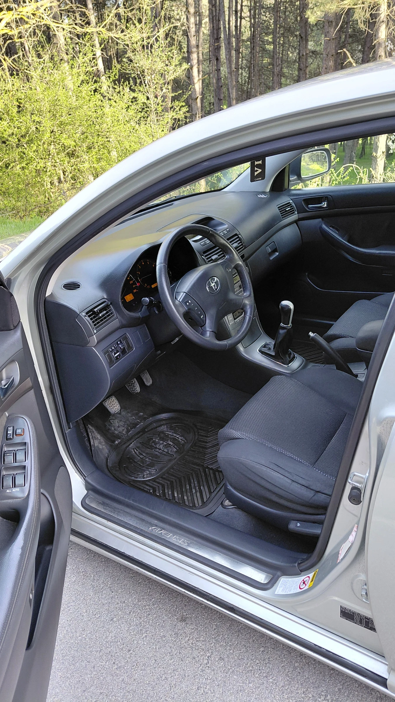 Toyota Avensis 1.8i, снимка 14 - Автомобили и джипове - 54225601