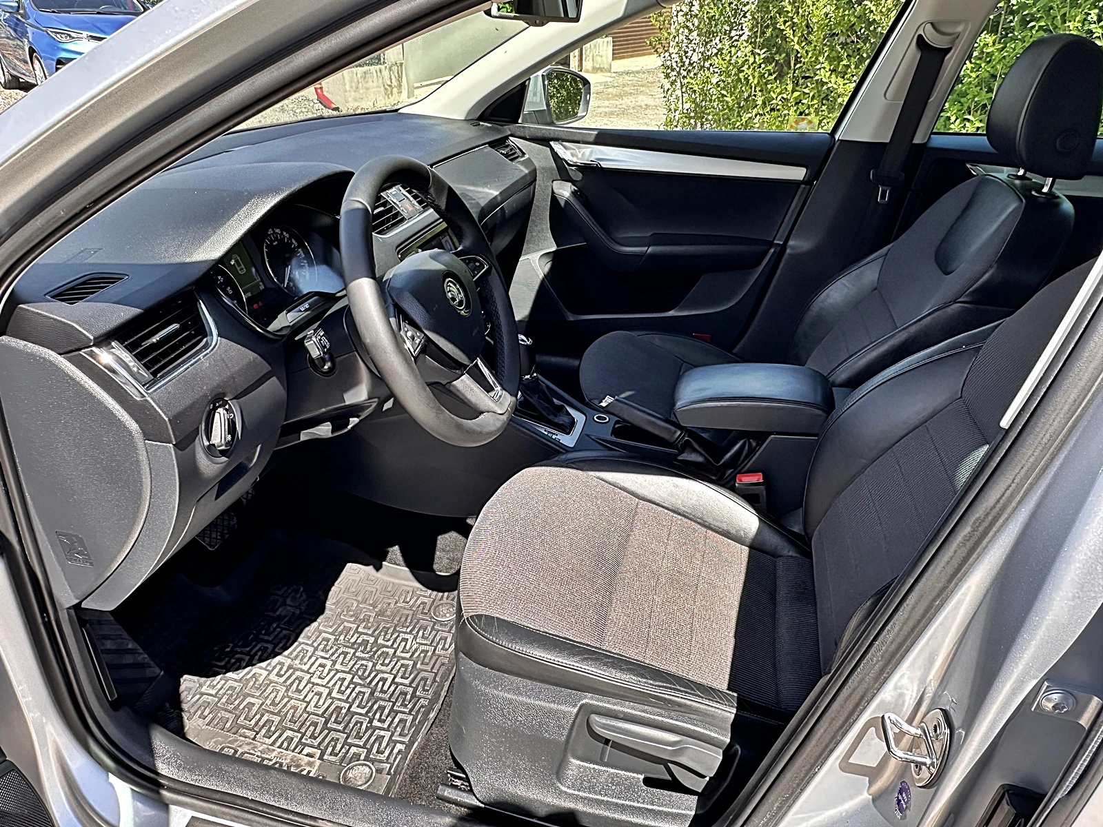 Skoda Octavia 1.6TDI AUTOMATIC, снимка 8 - Автомобили и джипове - 54672628