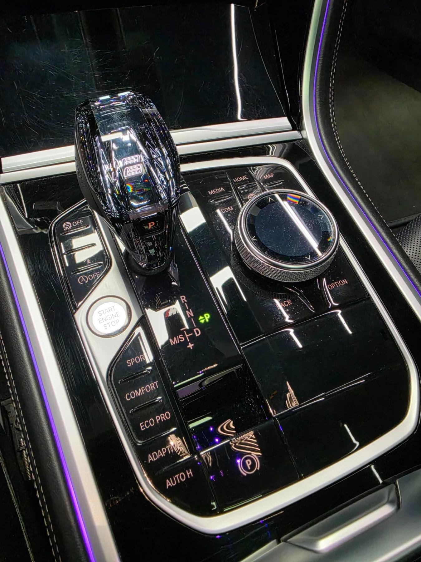 BMW 850 X-DRIVE* CARBON CORE* 360* B&W* DISTR* LASER* SWAR, снимка 15 - Автомобили и джипове - 55616587