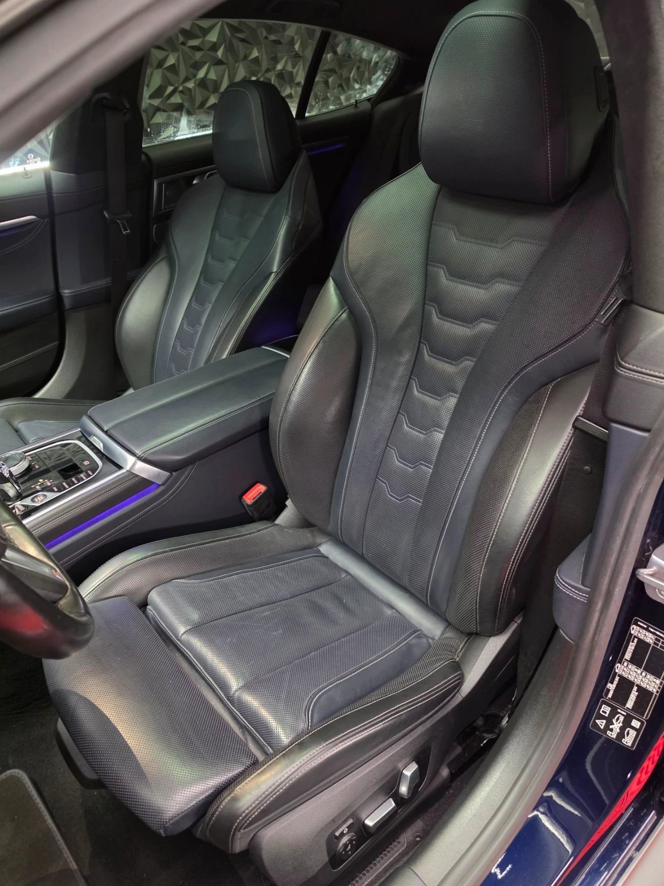 BMW 850 X-DRIVE* CARBON CORE* 360* B&W* DISTR* LASER* SWAR, снимка 8 - Автомобили и джипове - 55616587
