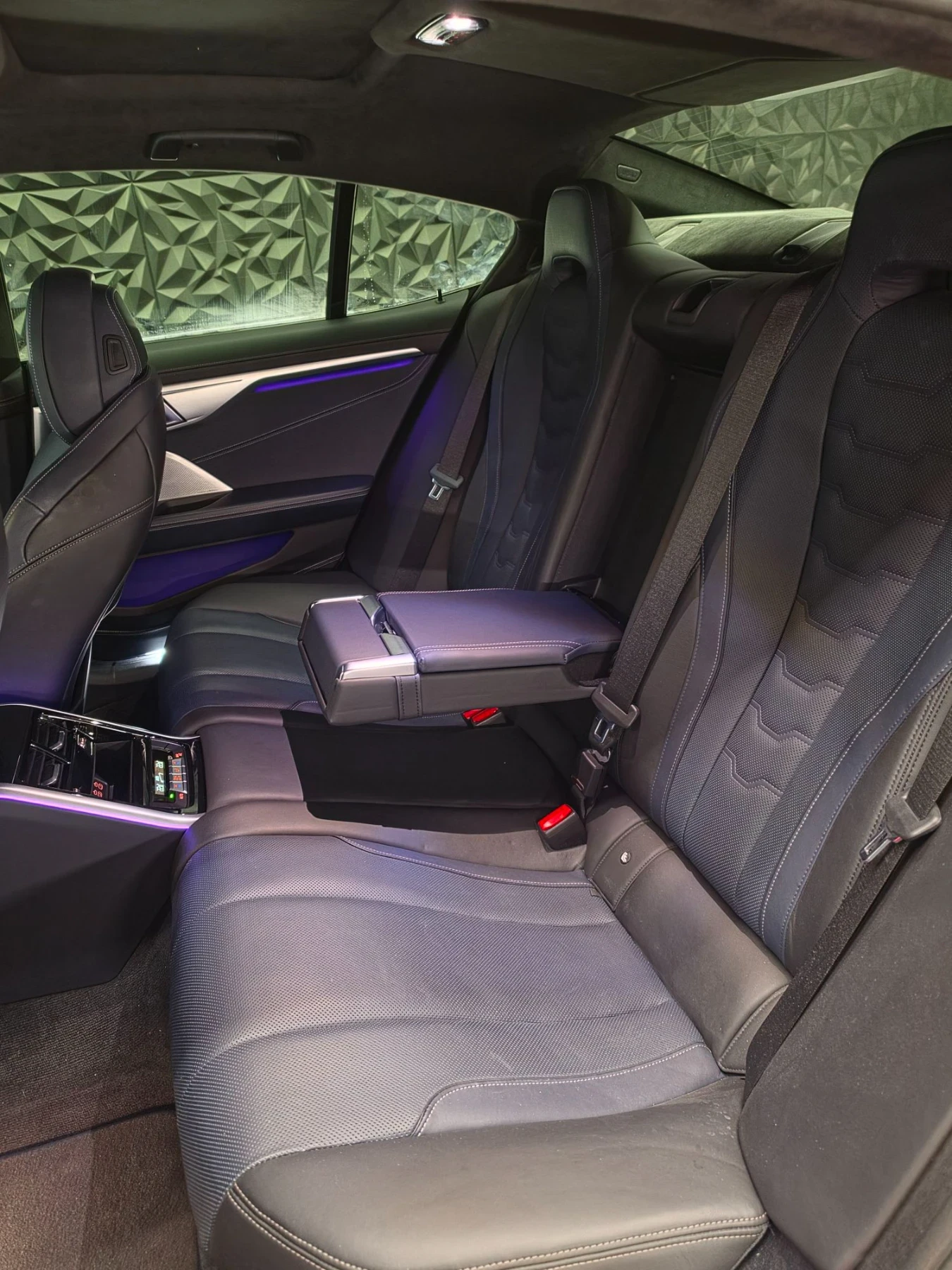 BMW 850 X-DRIVE* CARBON CORE* 360* B&W* DISTR* LASER* SWAR, снимка 6 - Автомобили и джипове - 55616587