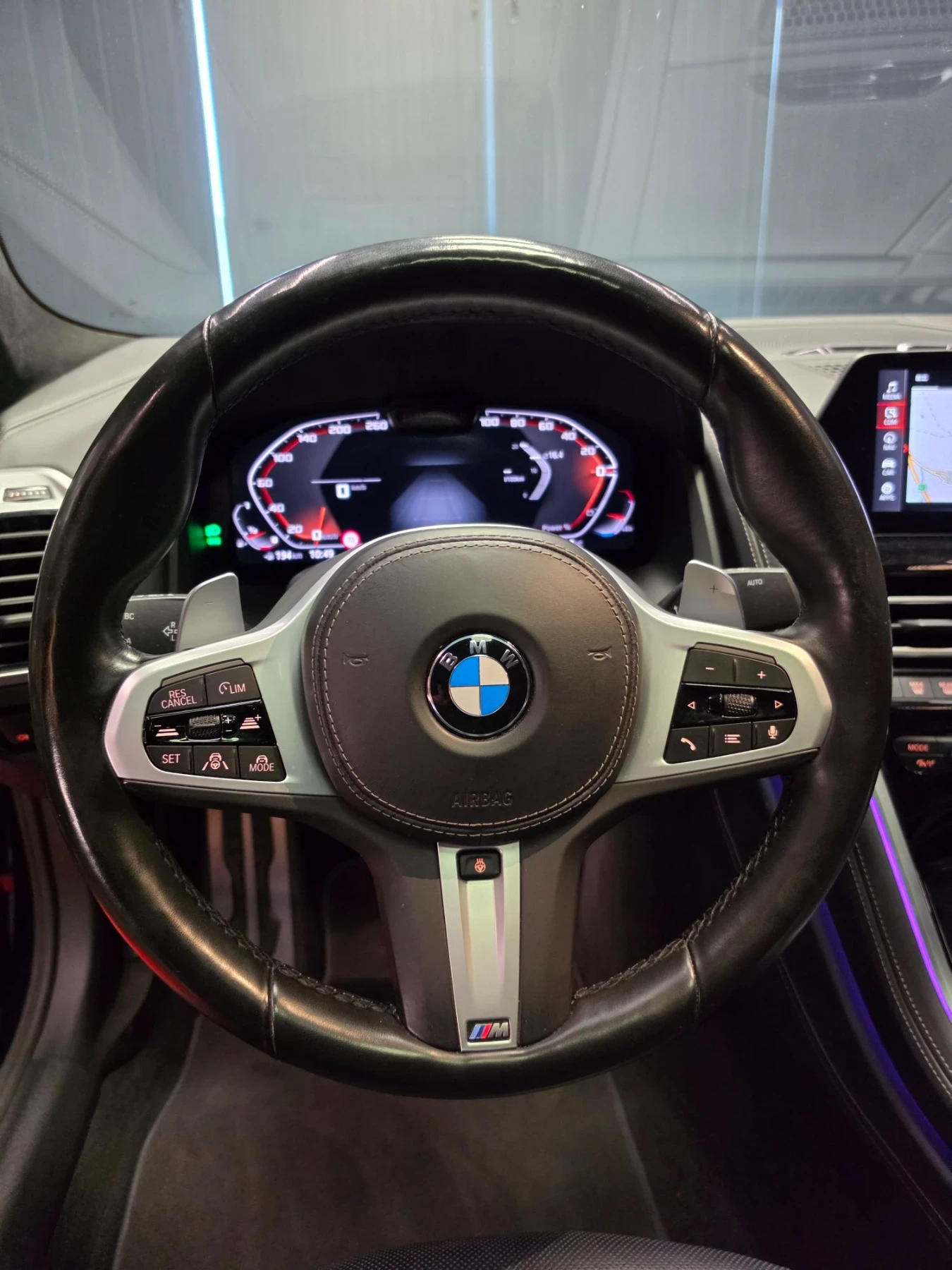 BMW 850 X-DRIVE* CARBON CORE* 360* B&W* DISTR* LASER* SWAR, снимка 12 - Автомобили и джипове - 55616587