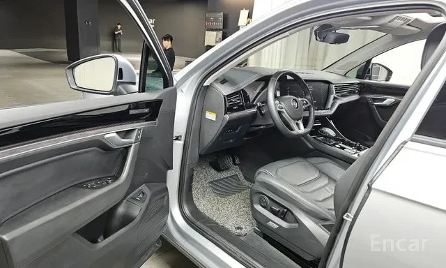 VW Touareg 3.0TDI PREMIUM, снимка 5 - Автомобили и джипове - 55597689