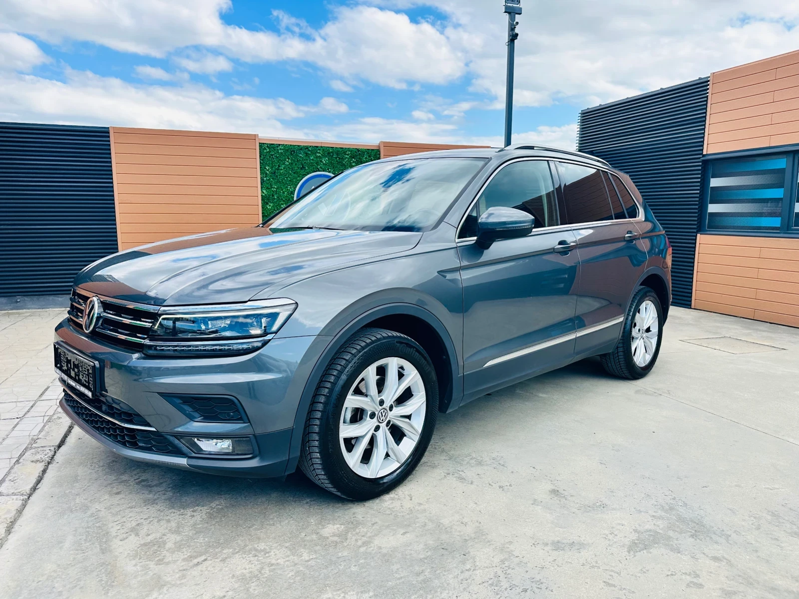 VW Tiguan 2.0TDI/4x4/Distronic/LED, снимка 8 - Автомобили и джипове - 54547556