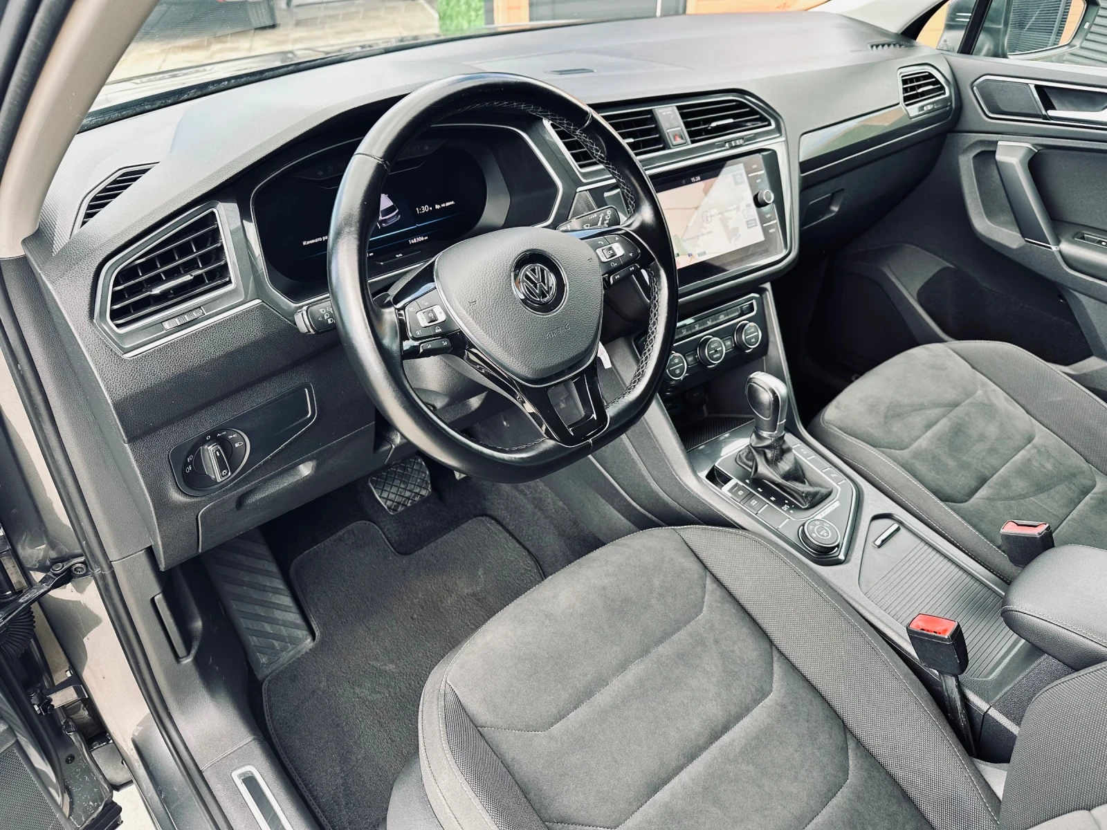 VW Tiguan 2.0TDI/4x4/Distronic/LED, снимка 10 - Автомобили и джипове - 54547556