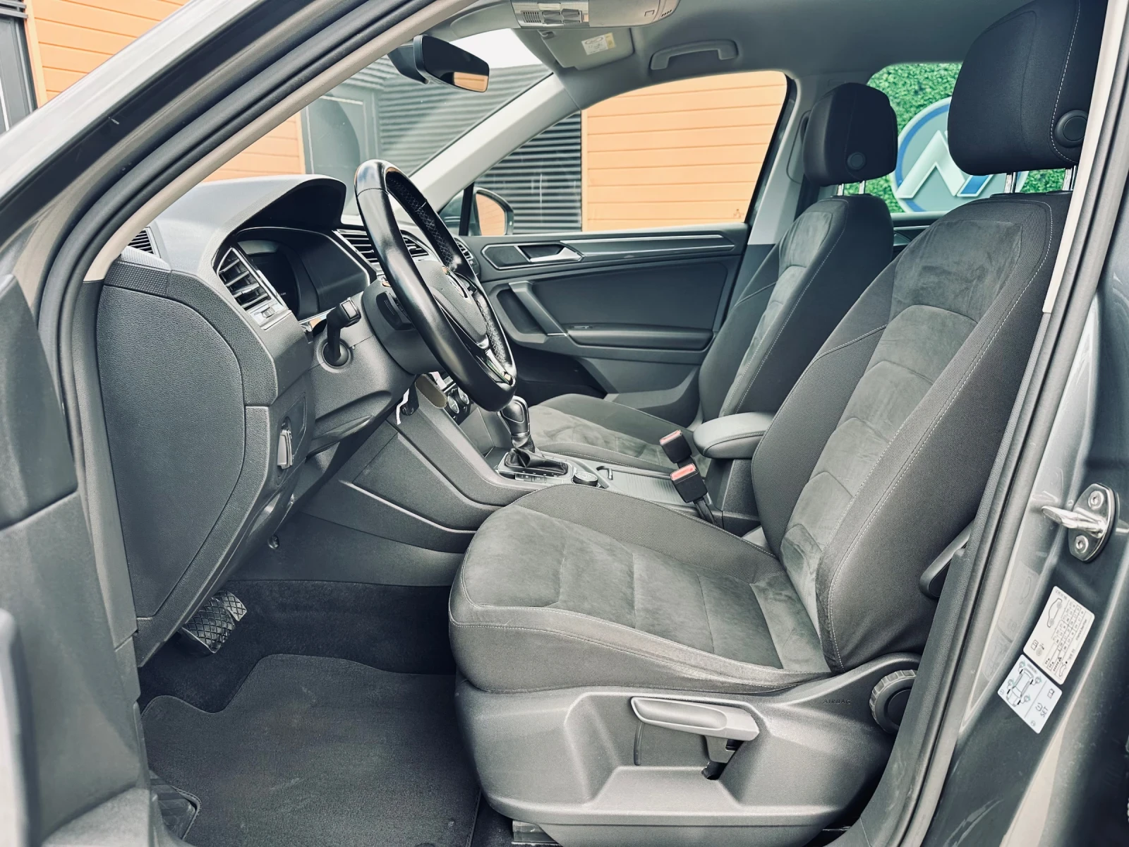 VW Tiguan 2.0TDI/4x4/Distronic/LED, снимка 9 - Автомобили и джипове - 54547556