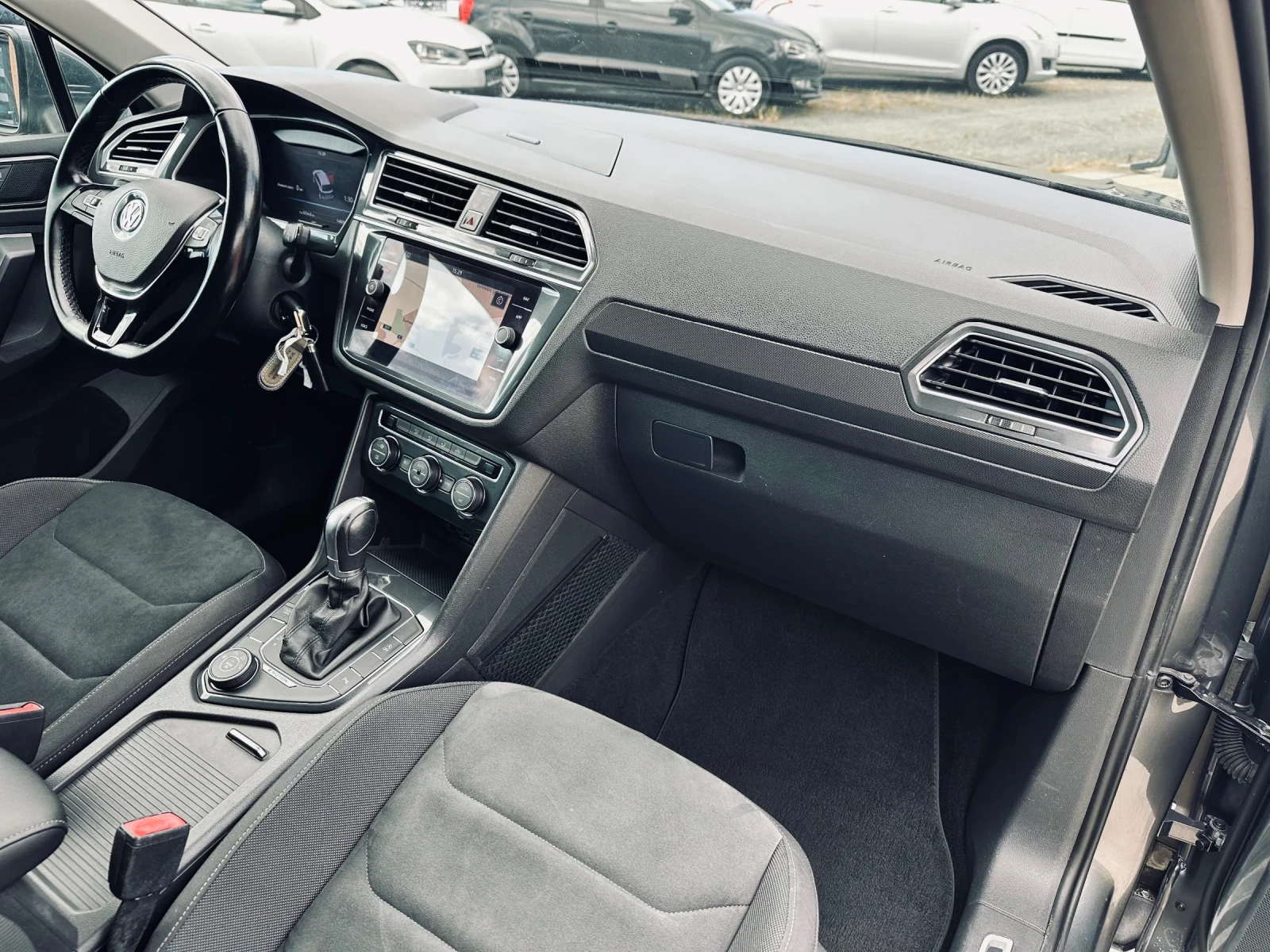 VW Tiguan 2.0TDI/4x4/Distronic/LED, снимка 15 - Автомобили и джипове - 54547556