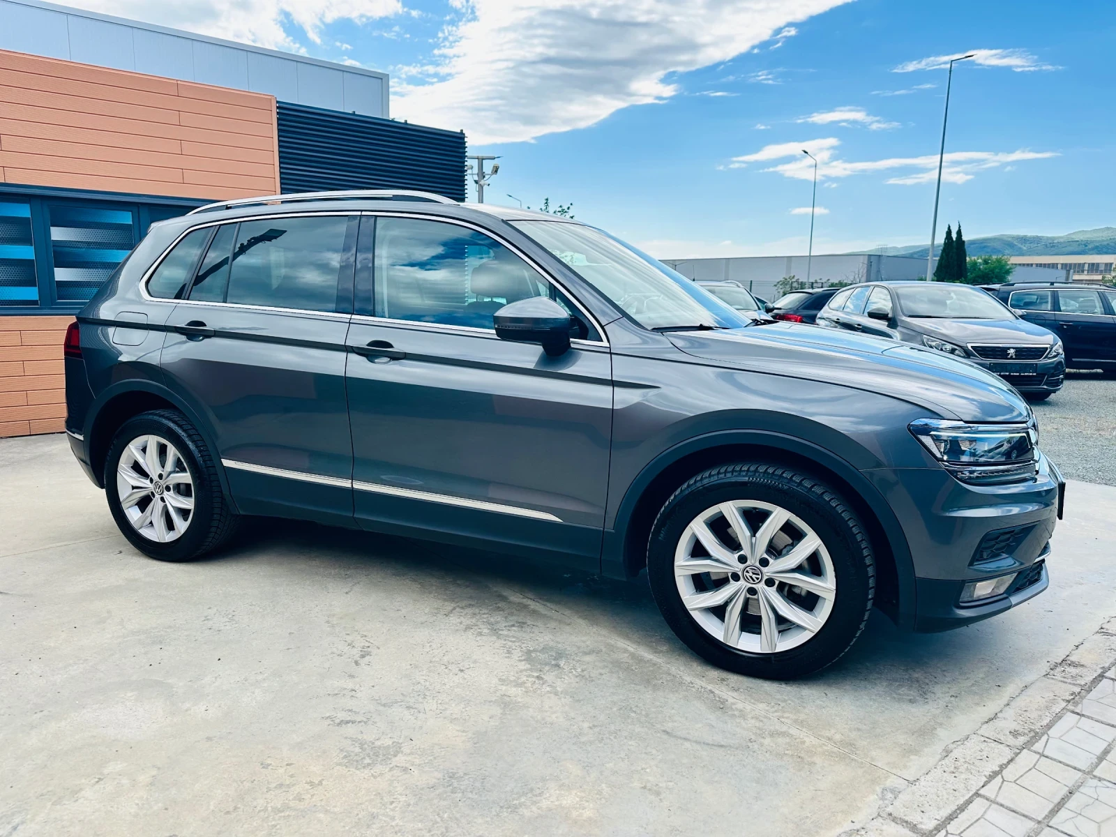 VW Tiguan 2.0TDI/4x4/Distronic/LED, снимка 4 - Автомобили и джипове - 54547556