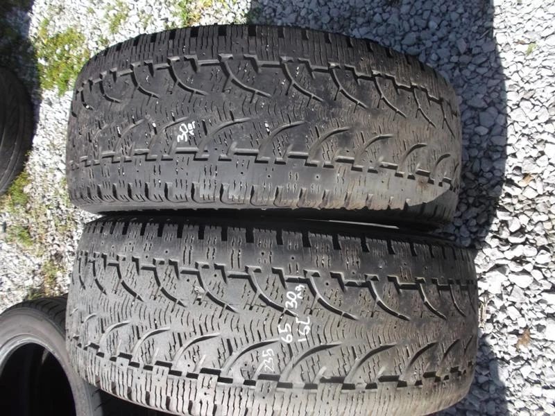 Гуми Зимни 235/65R16, снимка 1 - Гуми и джанти - 21272179