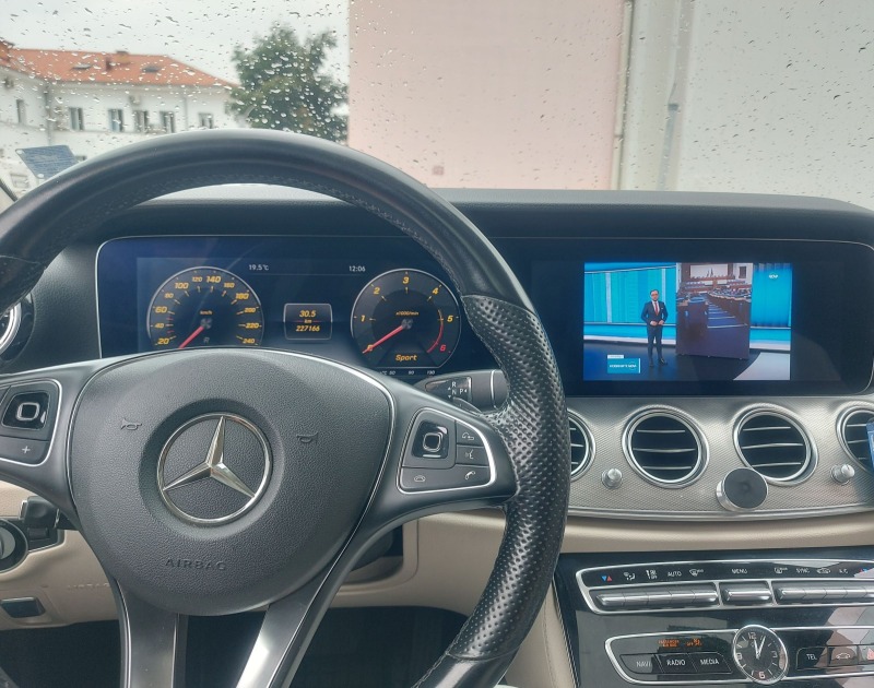 Mercedes-Benz E 220 AMG edition panorama 360 camera, снимка 14 - Автомобили и джипове - 41121513
