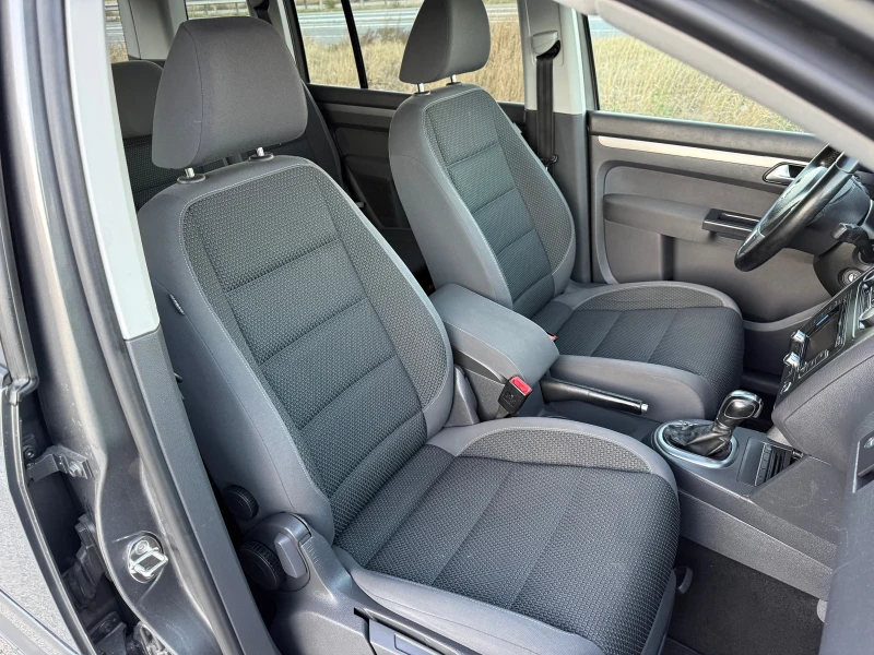 VW Touran 2.0 TDI / AVTOMAT / NAVI / PANORAMA / PARKTRONIC , снимка 11 - Автомобили и джипове - 52776695