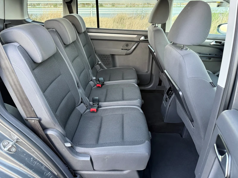 VW Touran 2.0 TDI / AVTOMAT / NAVI / PANORAMA / PARKTRONIC , снимка 13 - Автомобили и джипове - 52776695