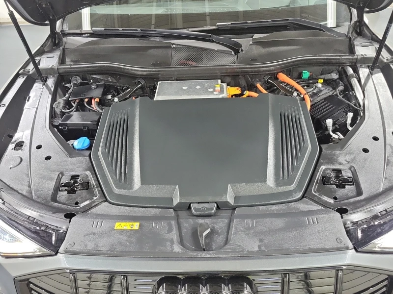 Audi E-Tron SPORTBACK* TECHNIK* AWD* CARFAX* АВТО КРЕДИТ* , снимка 9 - Автомобили и джипове - 53225770