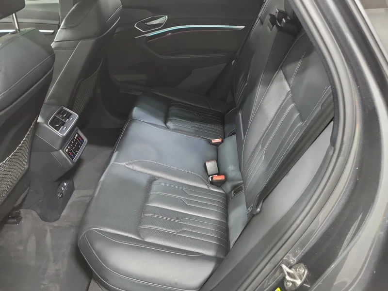 Audi E-Tron SPORTBACK* TECHNIK* AWD* CARFAX* АВТО КРЕДИТ* , снимка 12 - Автомобили и джипове - 53225770