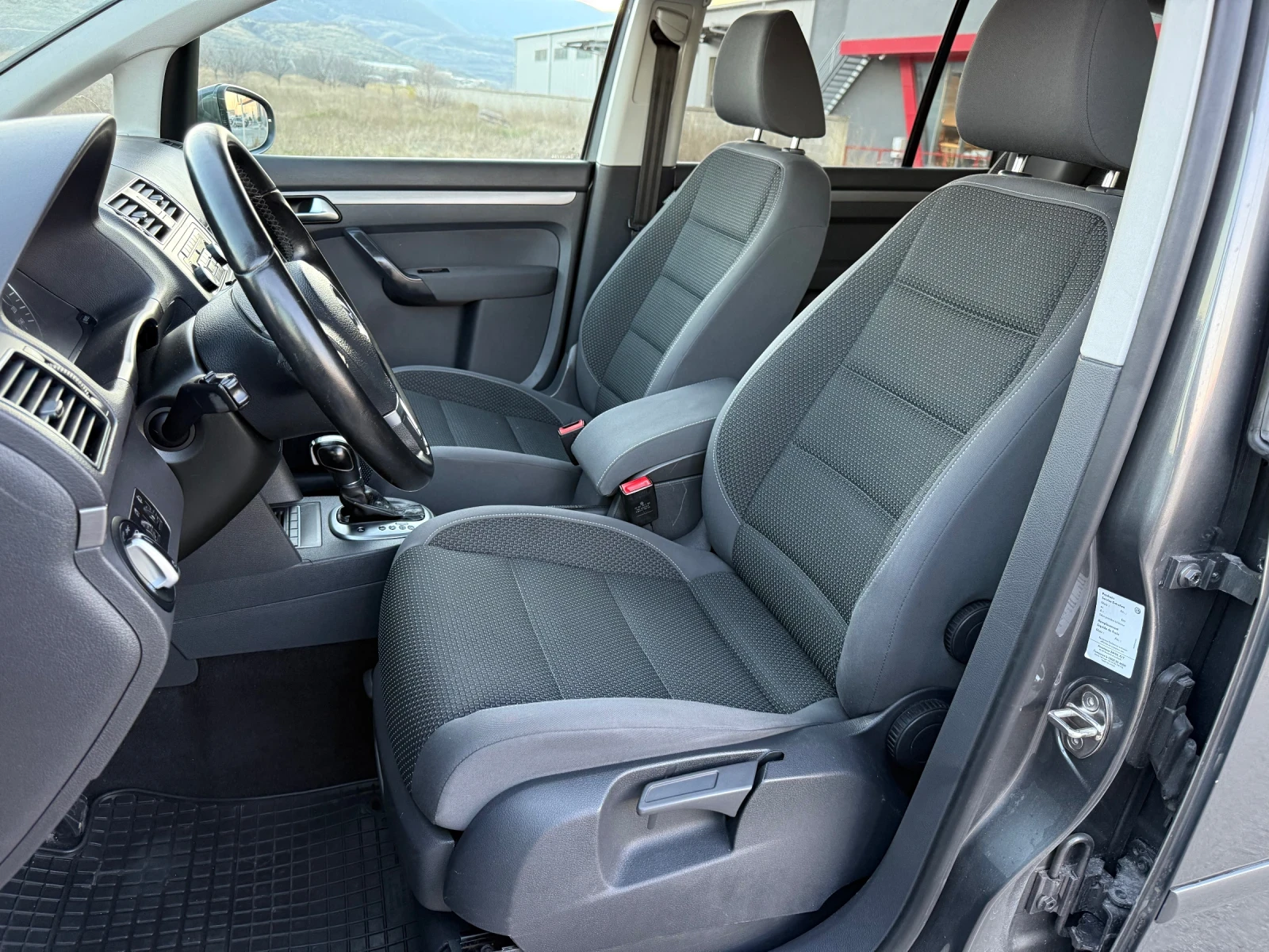 VW Touran 2.0 TDI / AVTOMAT / NAVI / PANORAMA / PARKTRONIC  - изображение 10