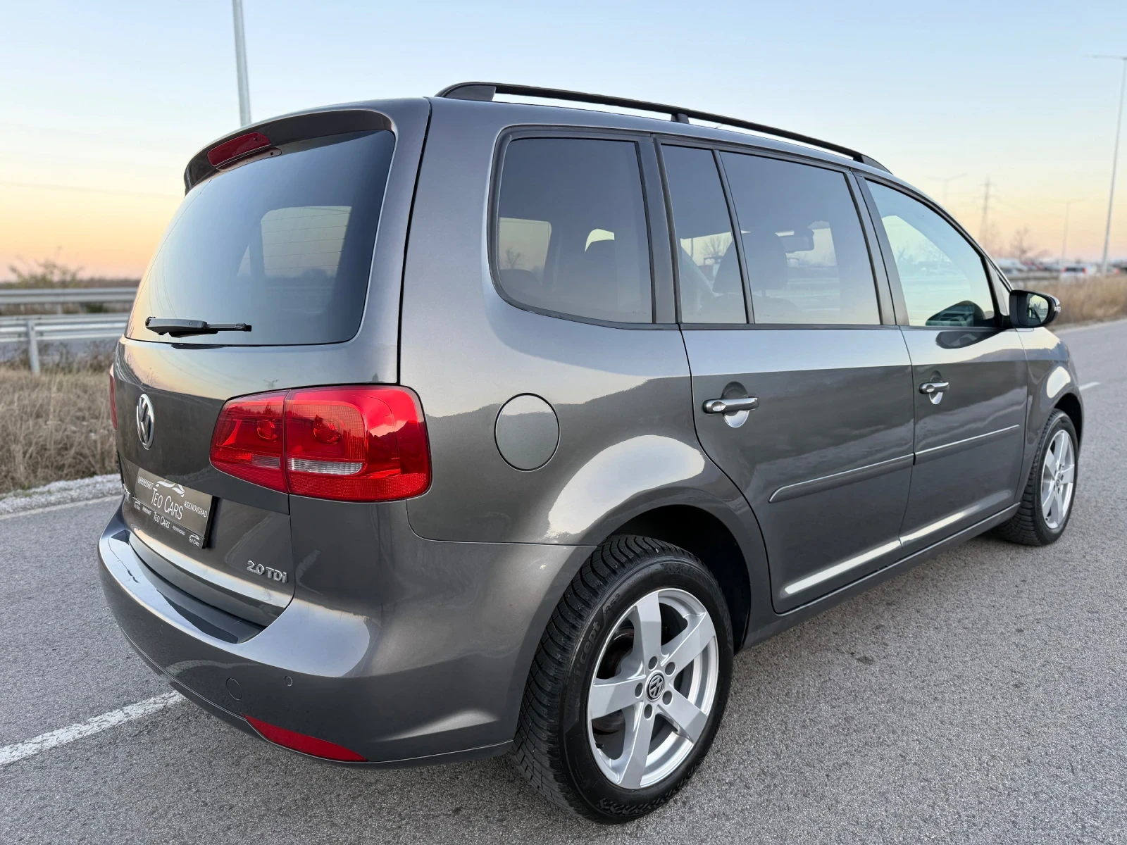 VW Touran 2.0 TDI / AVTOMAT / NAVI / PANORAMA / PARKTRONIC  - изображение 7