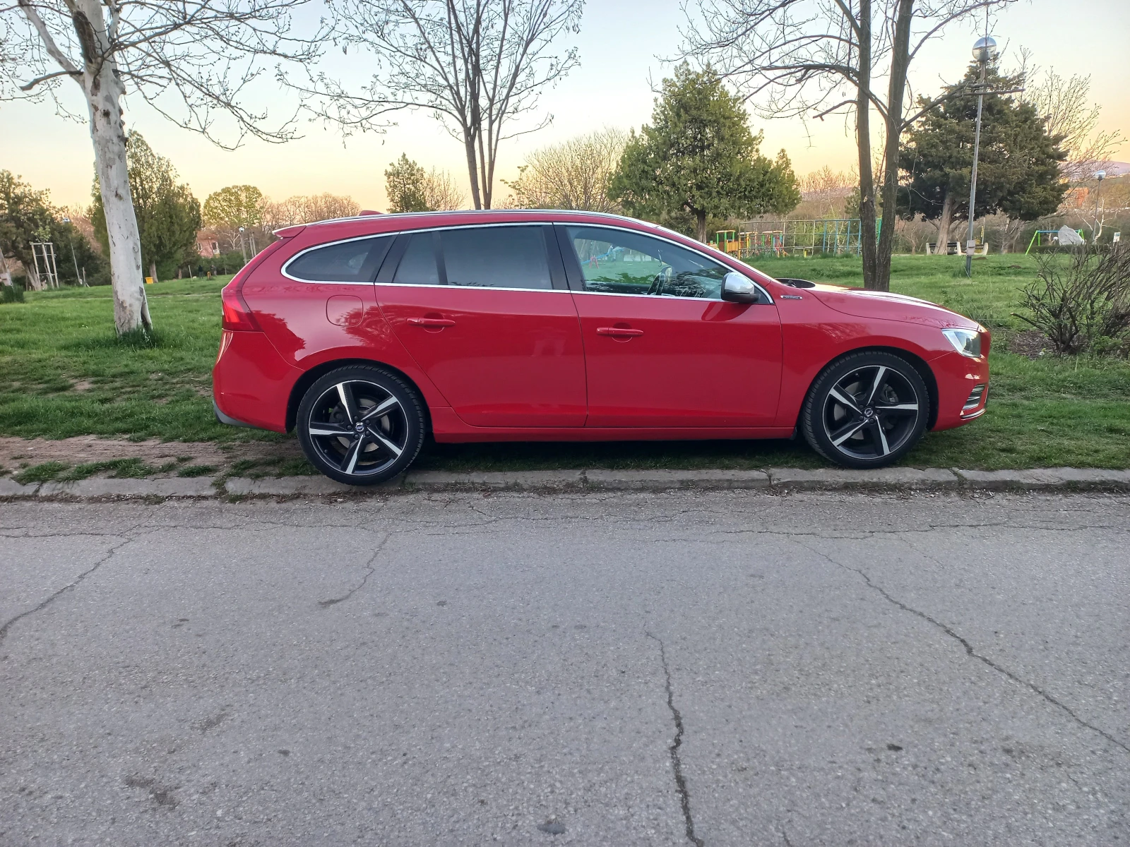 Volvo V60 D6 4x4 Plugin Hybrid RDESIGN FULL, снимка 4 - Автомобили и джипове - 54445400