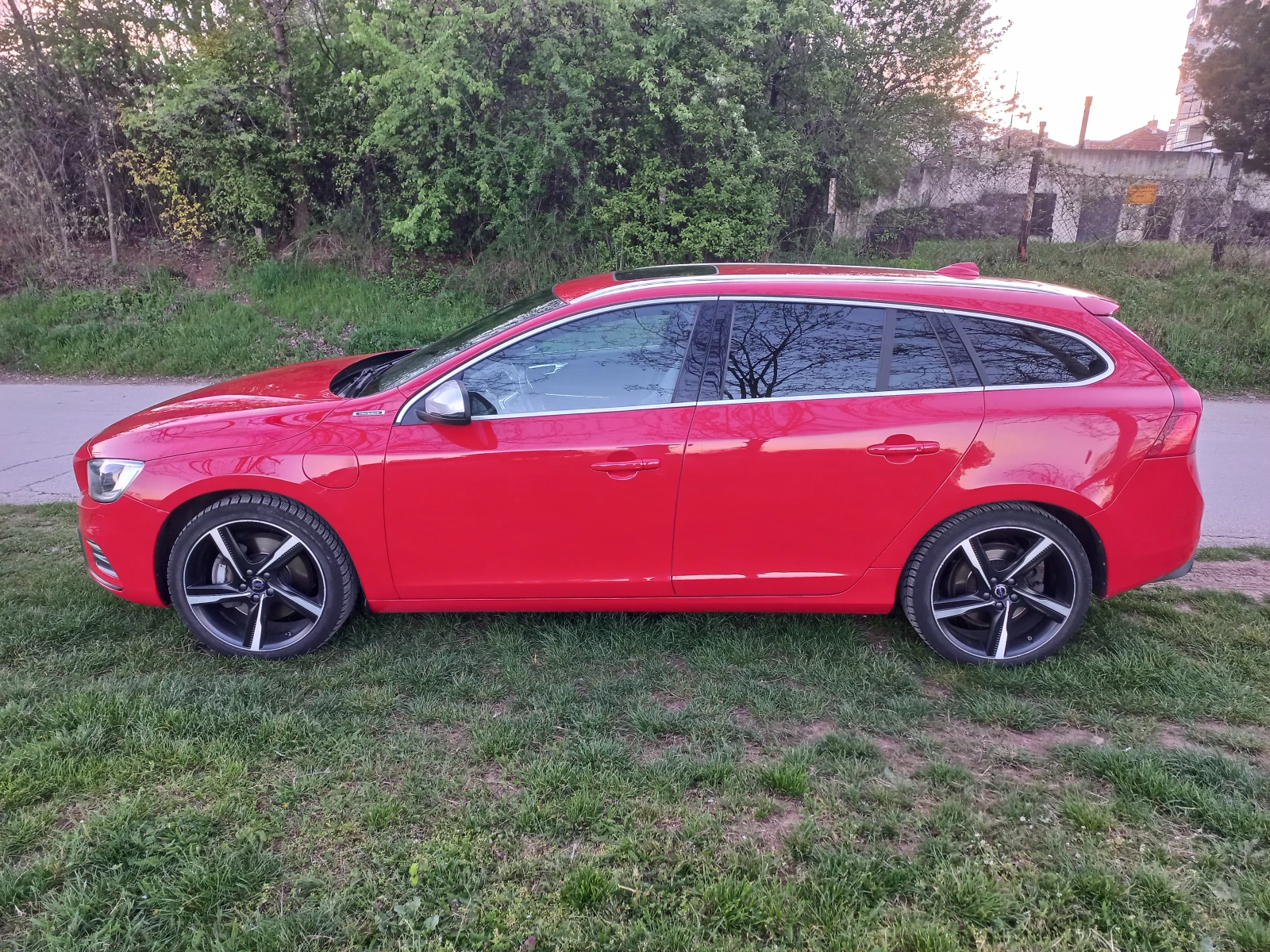 Volvo V60 D6 4x4 Plugin Hybrid RDESIGN FULL, снимка 3 - Автомобили и джипове - 54445400