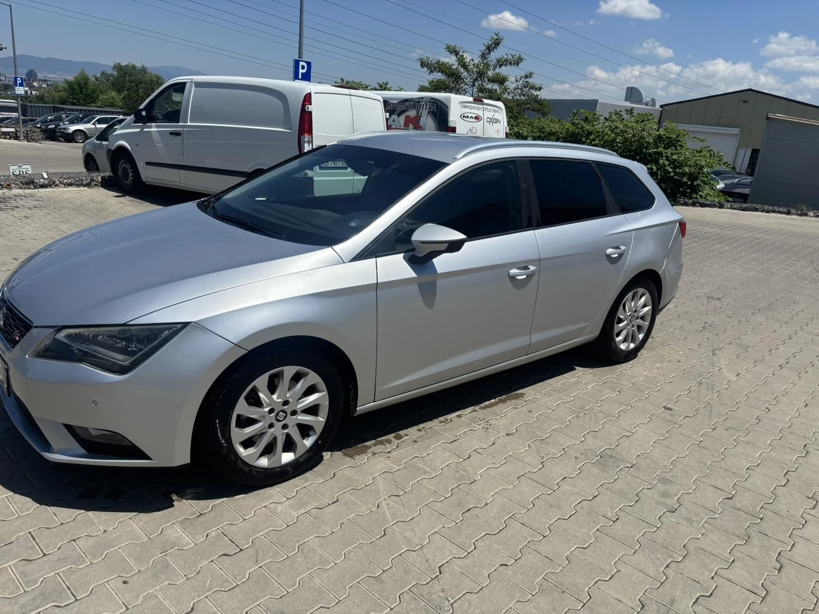 Seat Leon 1.6 TDI, снимка 2 - Автомобили и джипове - 55077460