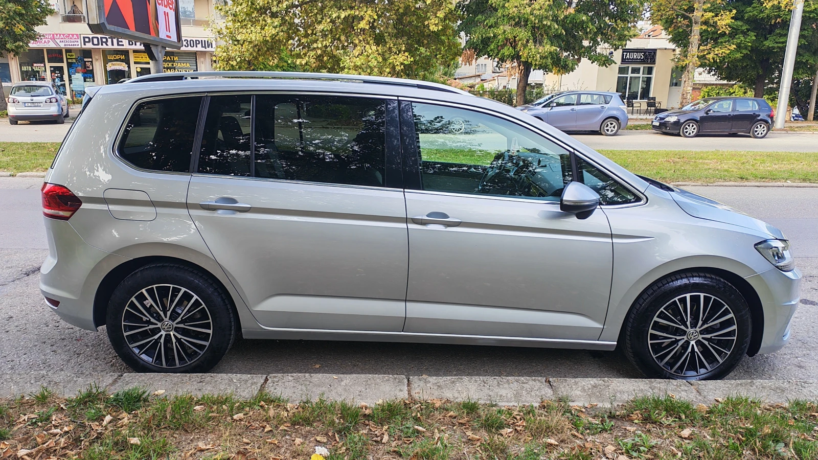VW Touran АВТОМАТИК* 7МЕСТА* HiGHLINE, снимка 14 - Автомобили и джипове - 55960195