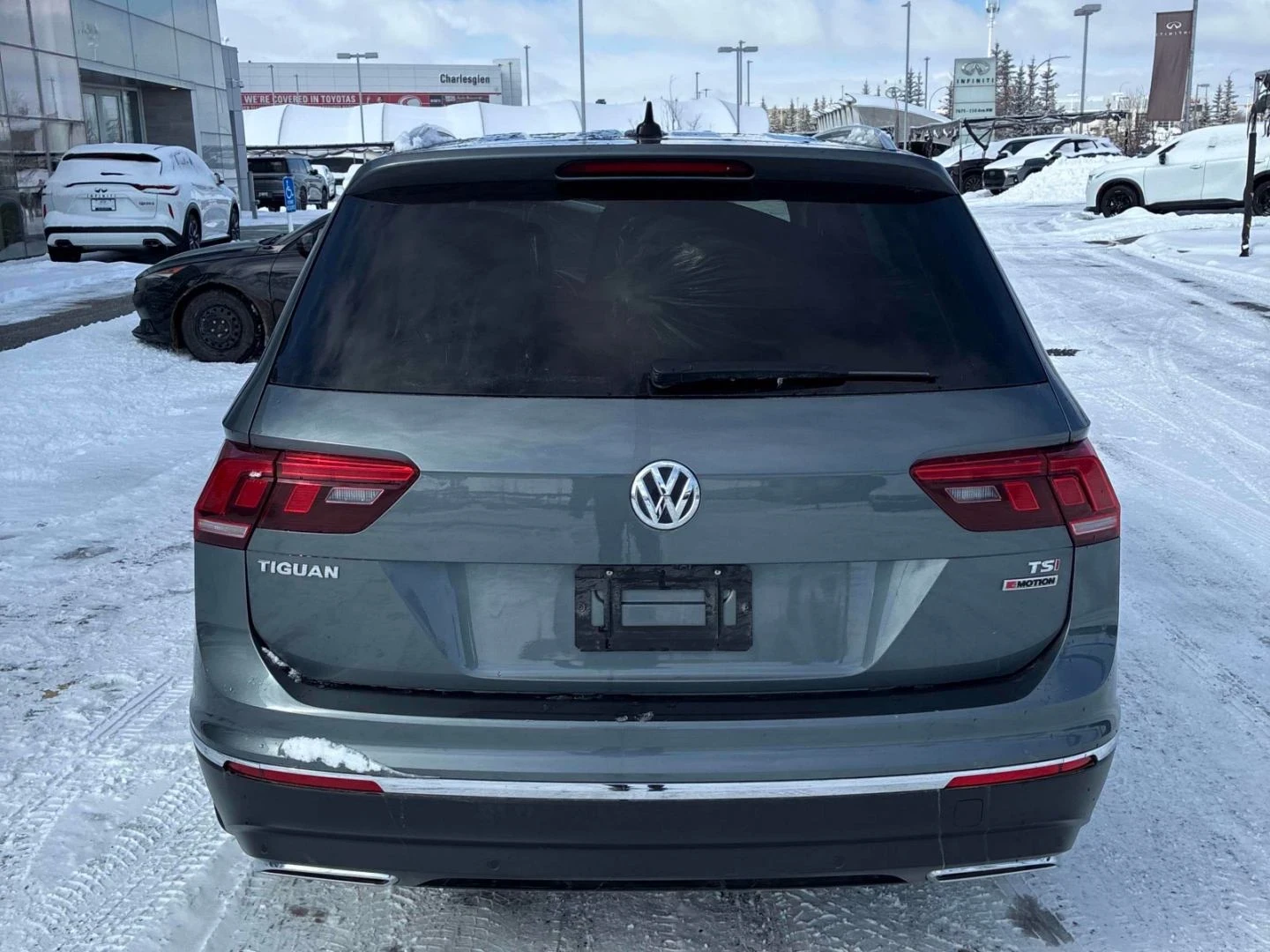 VW Tiguan Highline* Pano* Back cam* Подгрев* + Гуми и джанти, снимка 4 - Автомобили и джипове - 54043224