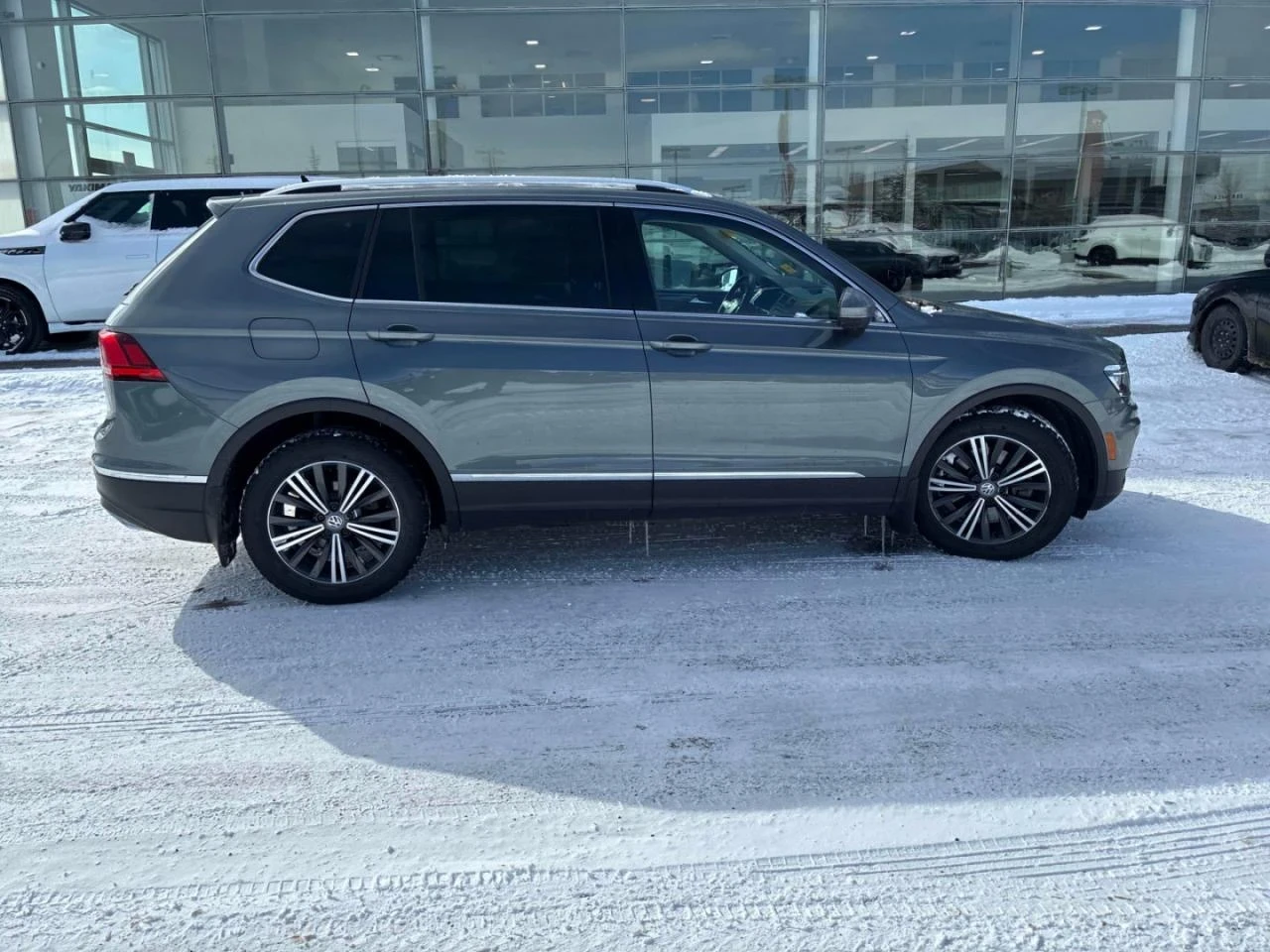 VW Tiguan Highline* Pano* Back cam* Подгрев* + Гуми и джанти, снимка 3 - Автомобили и джипове - 54043224