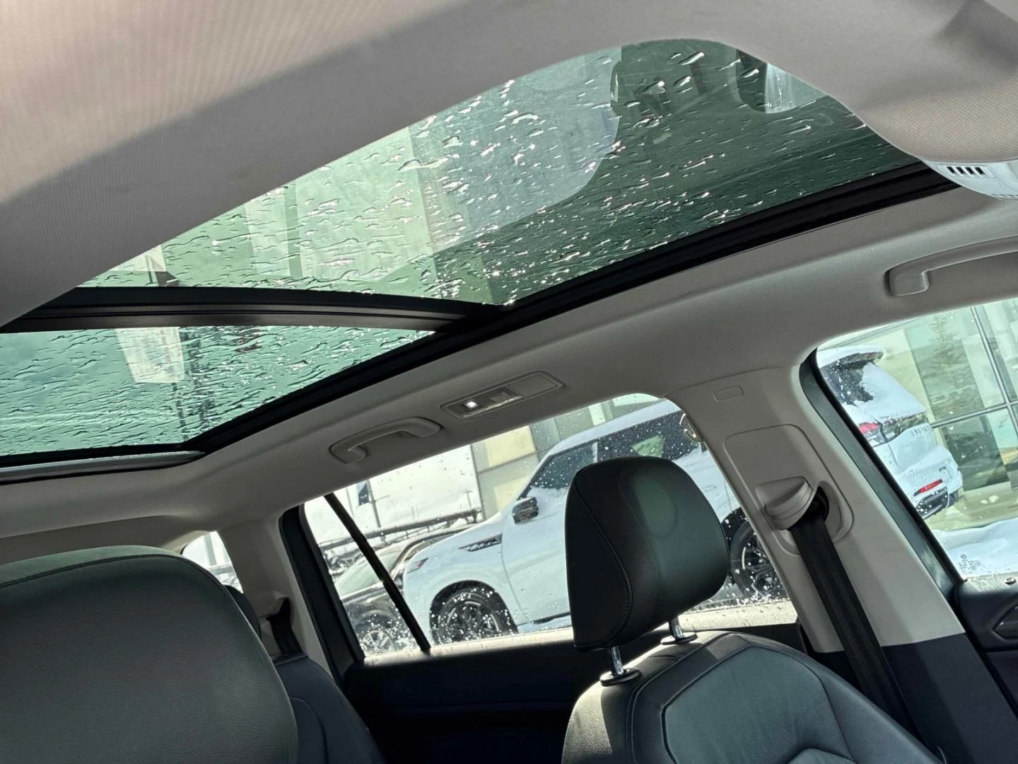 VW Tiguan Highline* Pano* Back cam* Подгрев* + Гуми и джанти, снимка 17 - Автомобили и джипове - 54043224