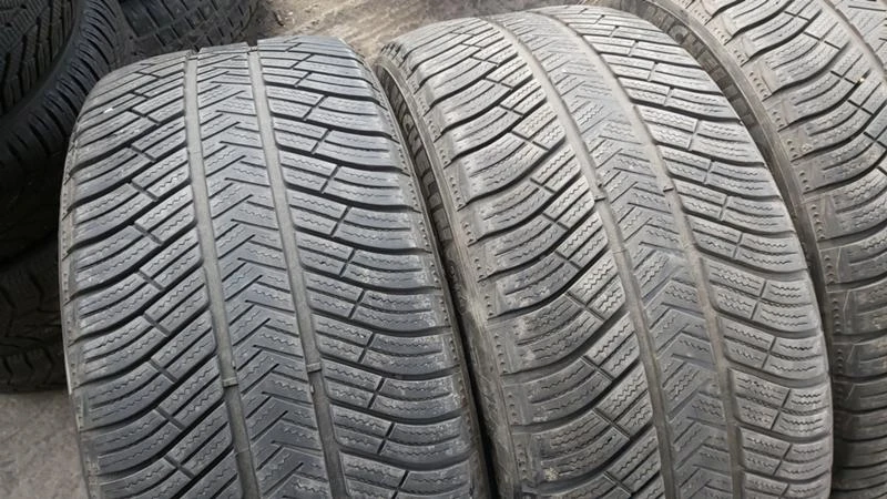 Гуми Зимни 255/45R19, снимка 1 - Гуми и джанти - 27725683